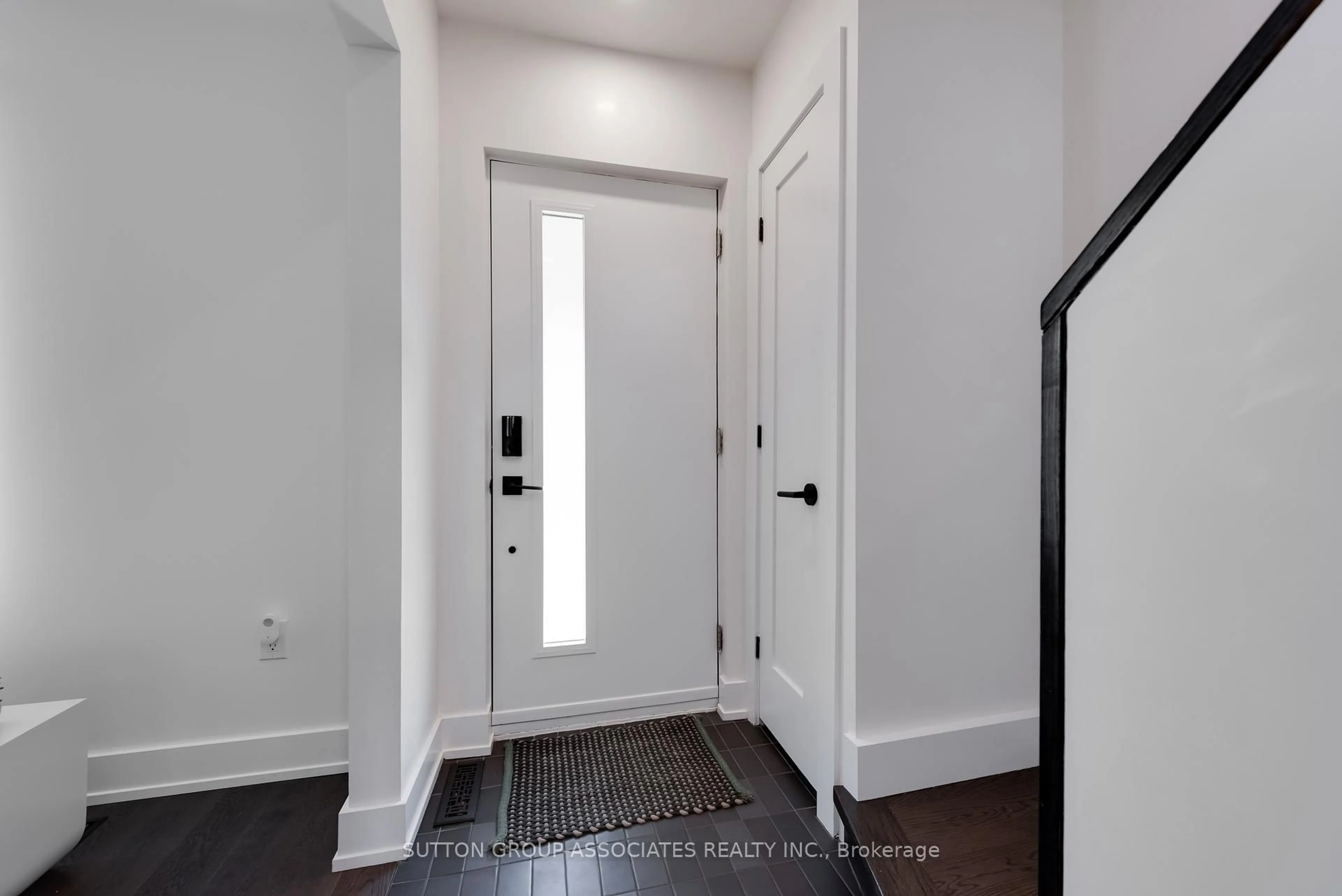 Indoor entryway for 276 Oakwood Ave, Toronto Ontario M6E 2V6