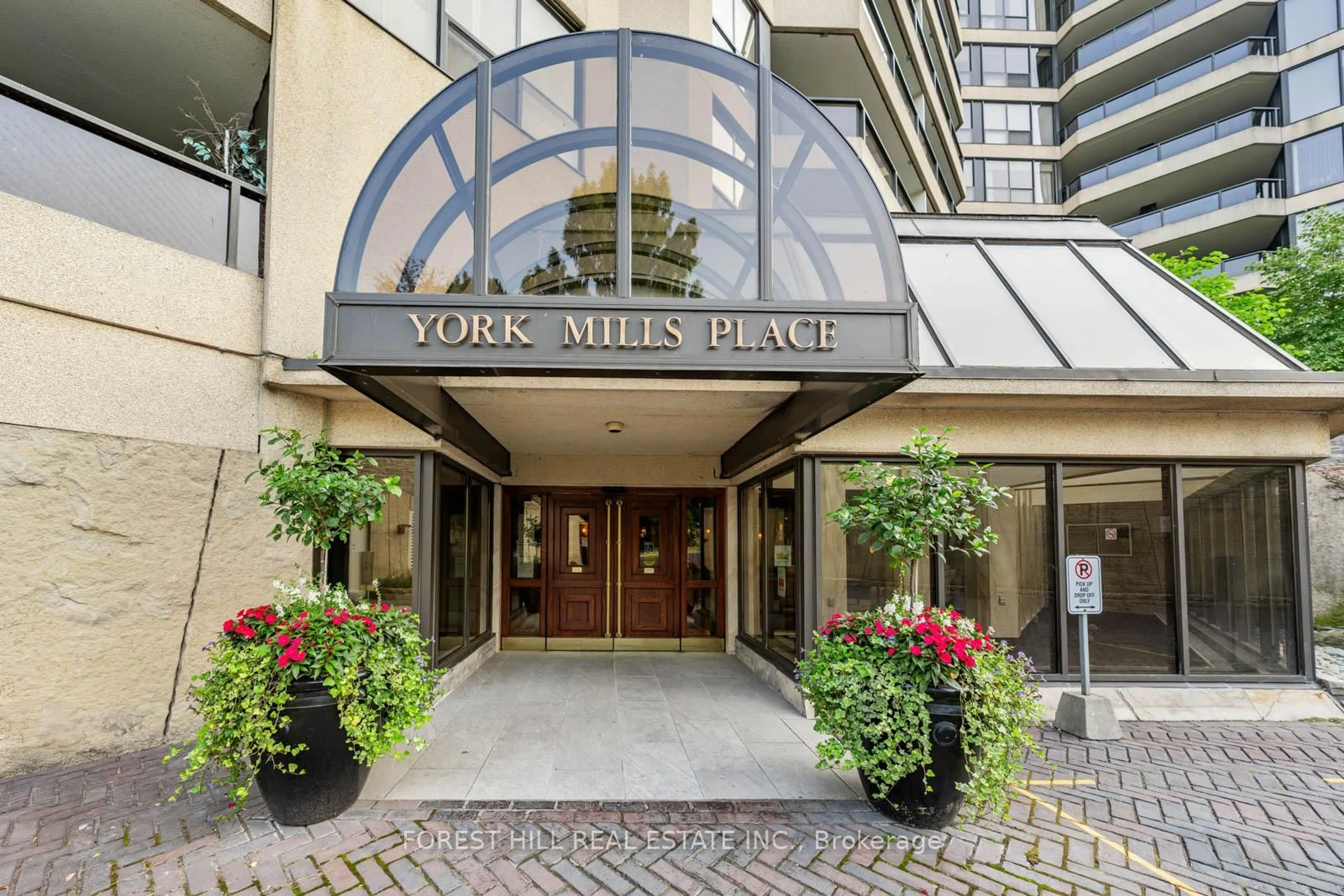 Indoor foyer for 3900 Yonge St #815, Toronto Ontario M4N 3N6