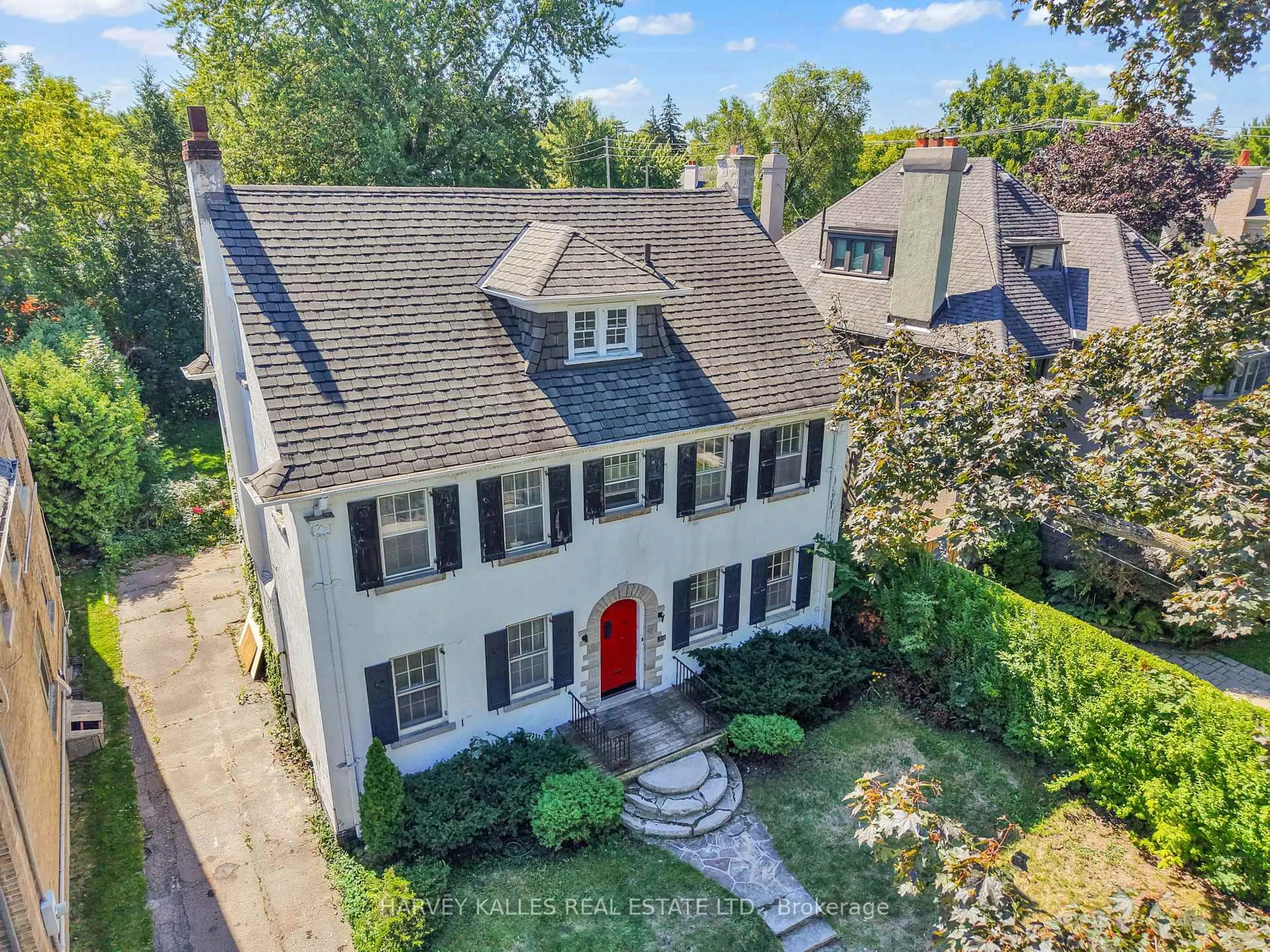 A pic from outside/outdoor area/front of a property/back of a property/a pic from drone, street for 115 Strathallan Blvd, Toronto Ontario M5N 1S8