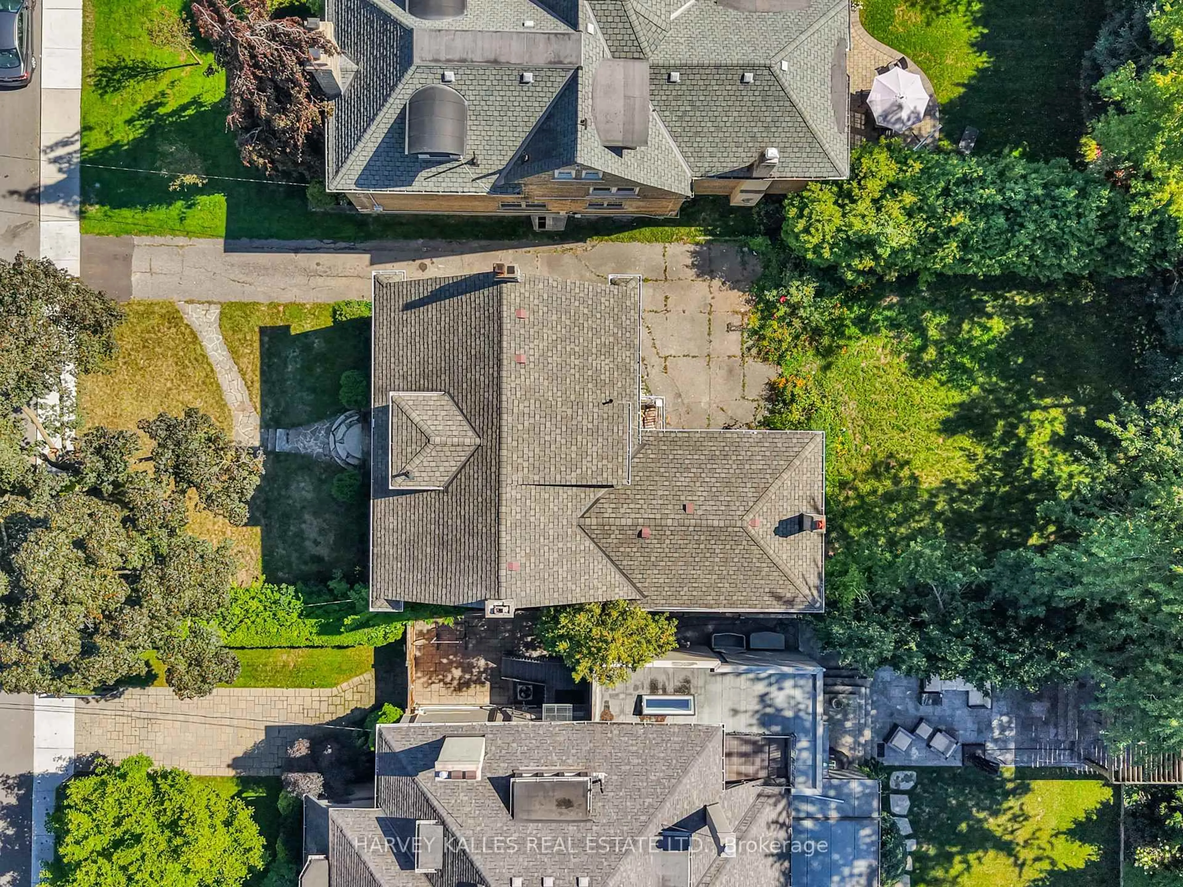 A pic from outside/outdoor area/front of a property/back of a property/a pic from drone, street for 115 Strathallan Blvd, Toronto Ontario M5N 1S8