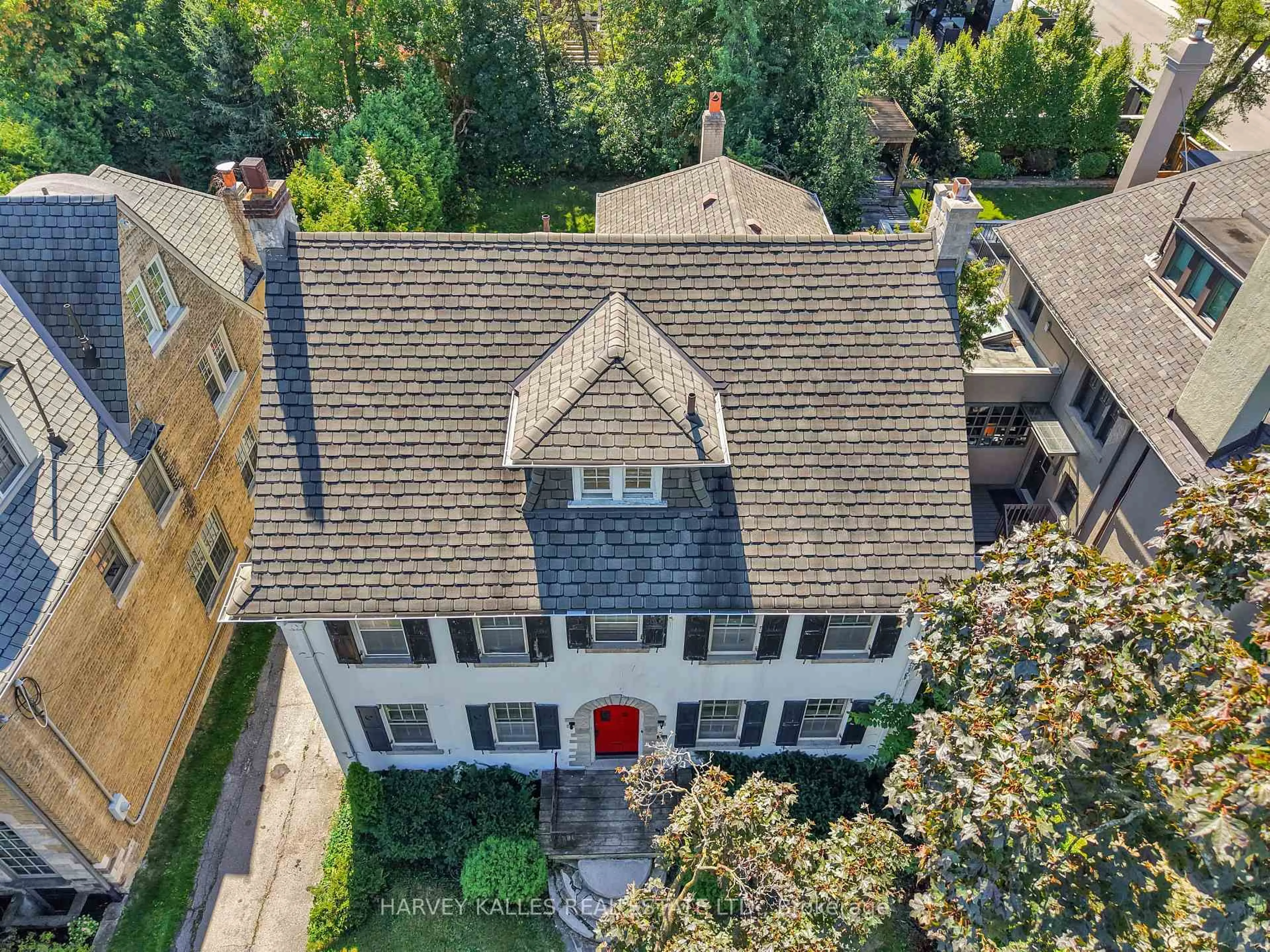 A pic from outside/outdoor area/front of a property/back of a property/a pic from drone, street for 115 Strathallan Blvd, Toronto Ontario M5N 1S8