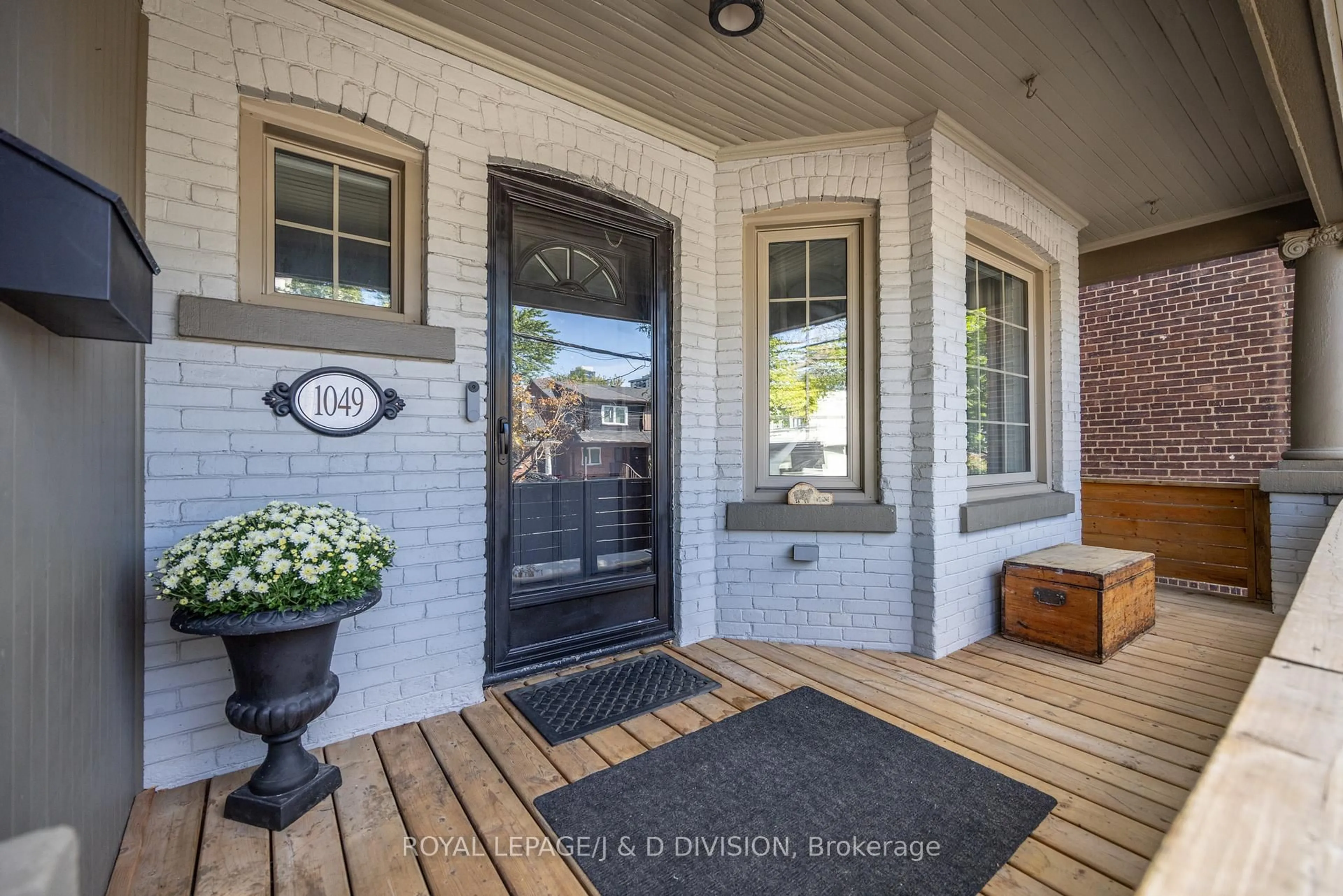 Indoor entryway for 1049 Mount Pleasant Rd, Toronto Ontario M4P 2M5