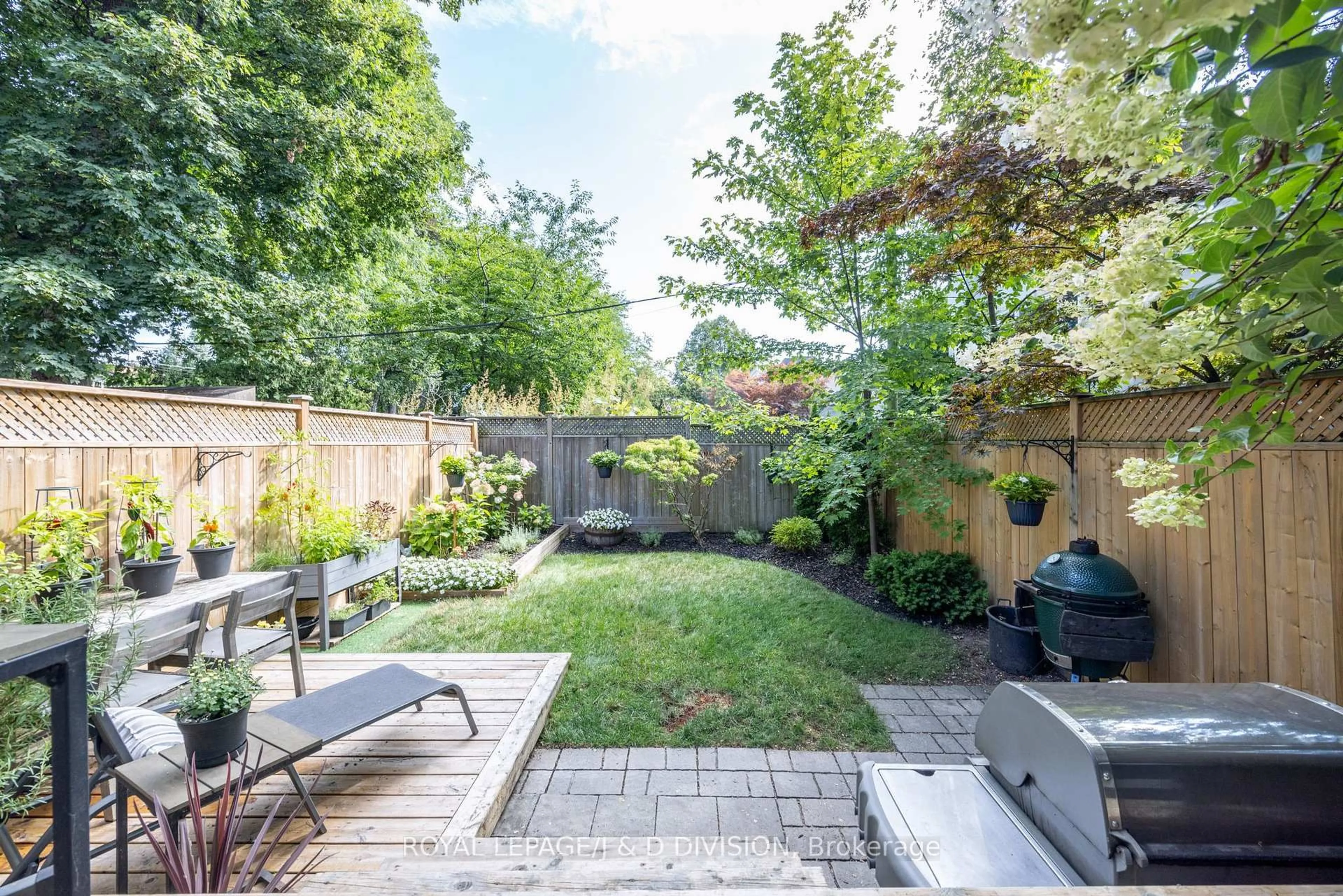 Patio, street for 1049 Mount Pleasant Rd, Toronto Ontario M4P 2M5