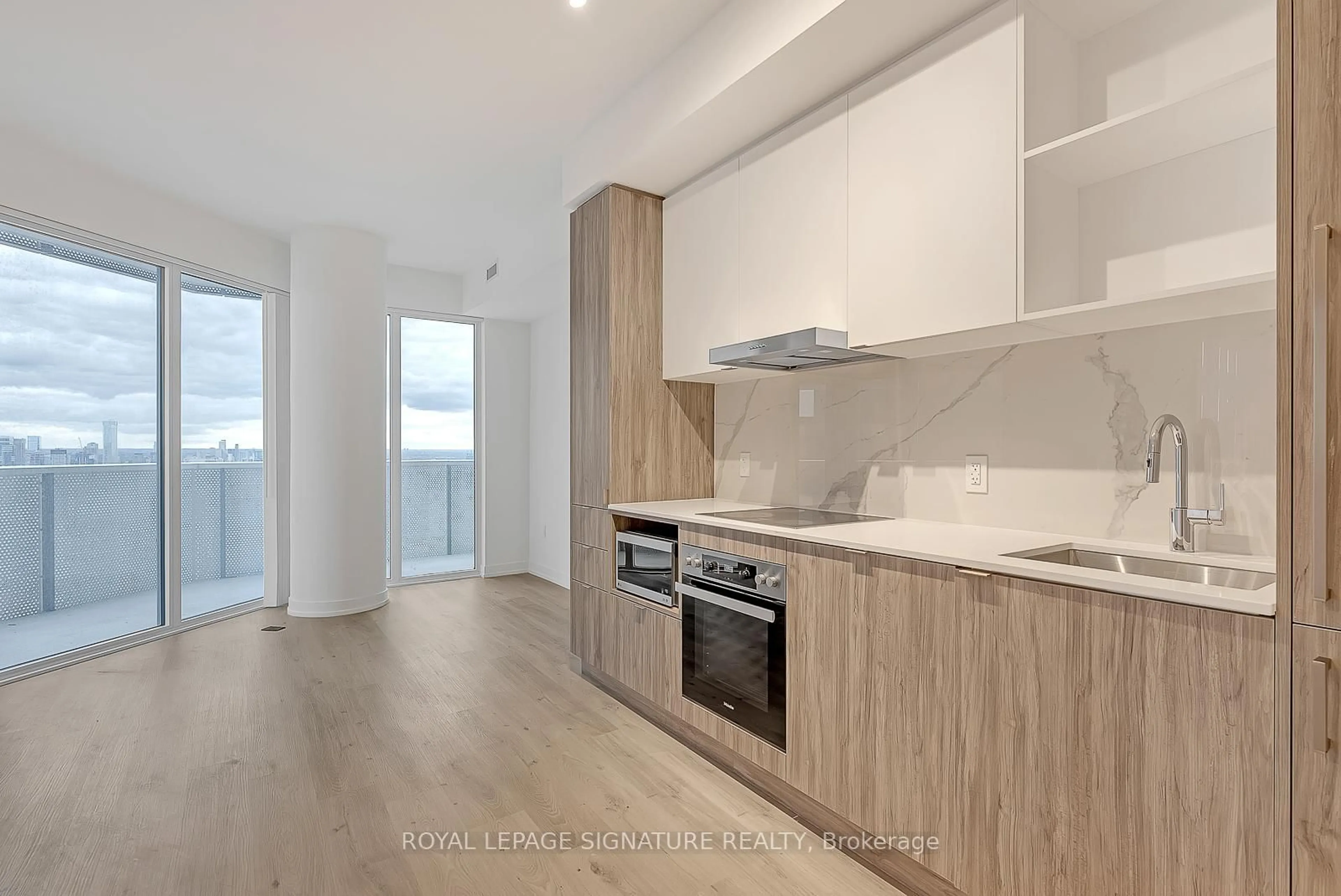Standard kitchen, wood/laminate floor for 138 Downes St #7312, Toronto Ontario M5E 0E4