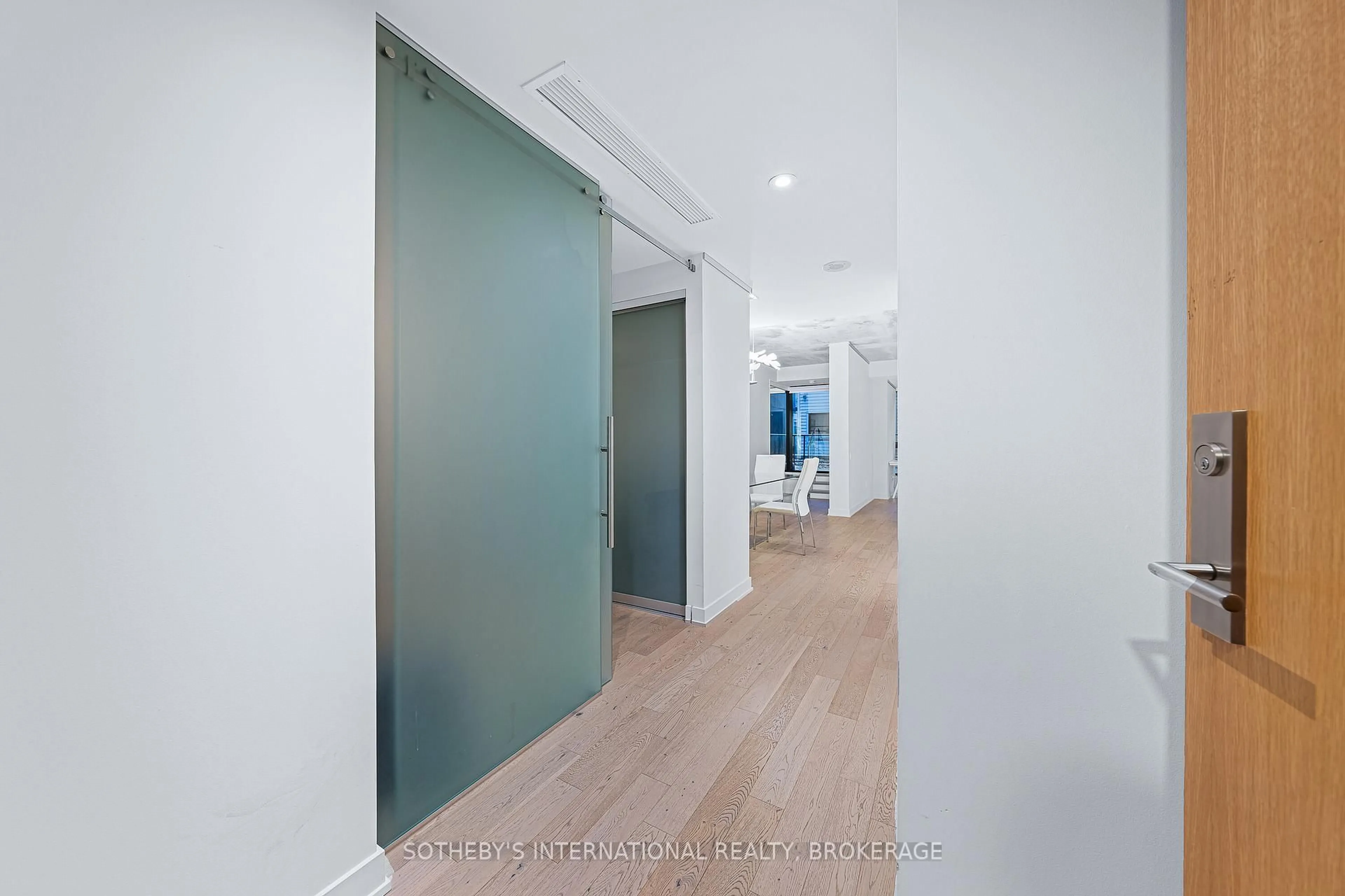 Indoor entryway for 629 King St #212, Toronto Ontario M5V 0G9