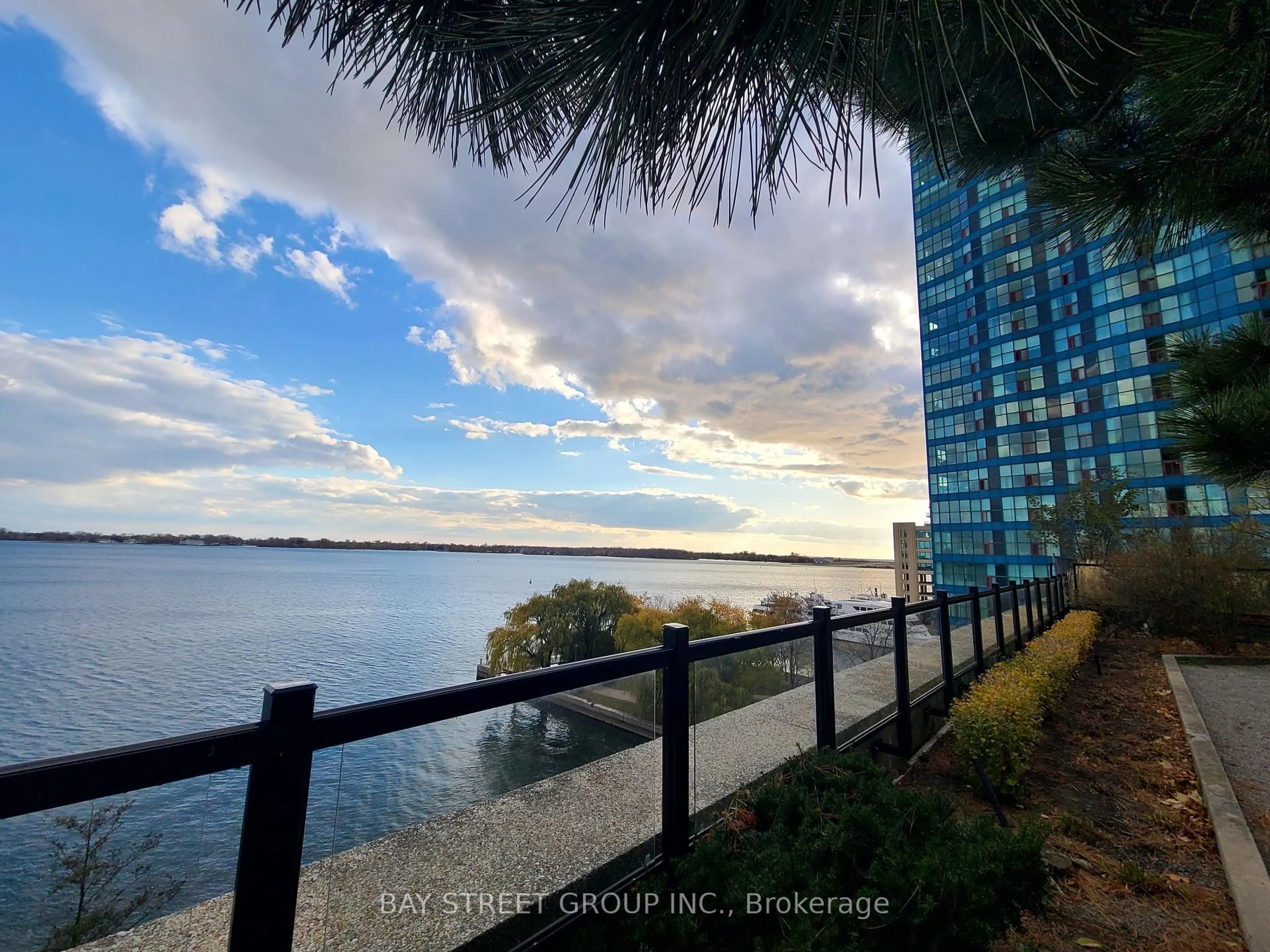 Unknown for 65 Harbour Sq #1305, Toronto Ontario M5J 2L4