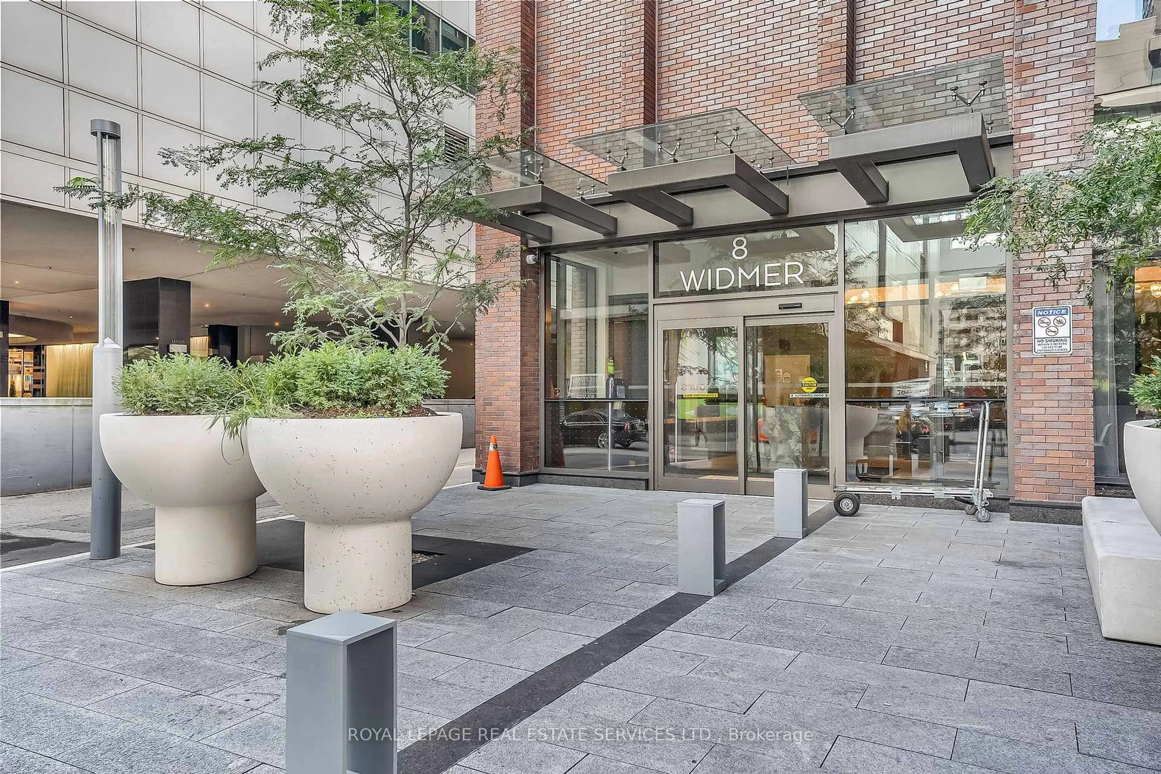 Indoor foyer for 8 Widmer St #504, Toronto Ontario M5V 0W6