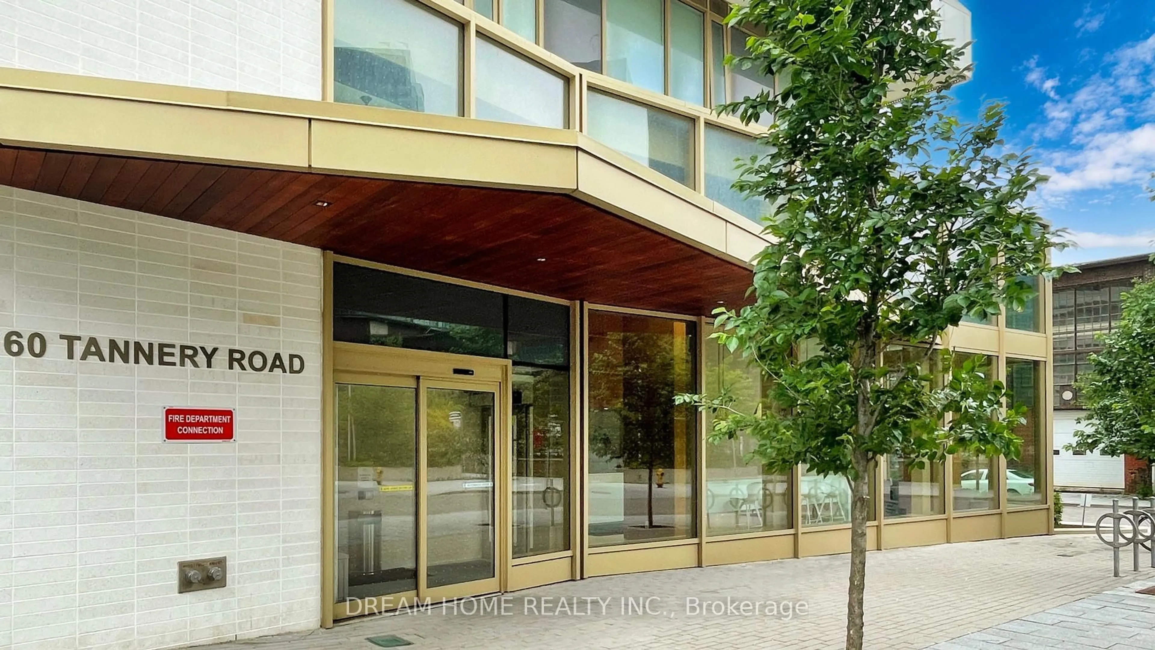Indoor foyer for 60 tannery Rd #303, Toronto Ontario M5A 0S8