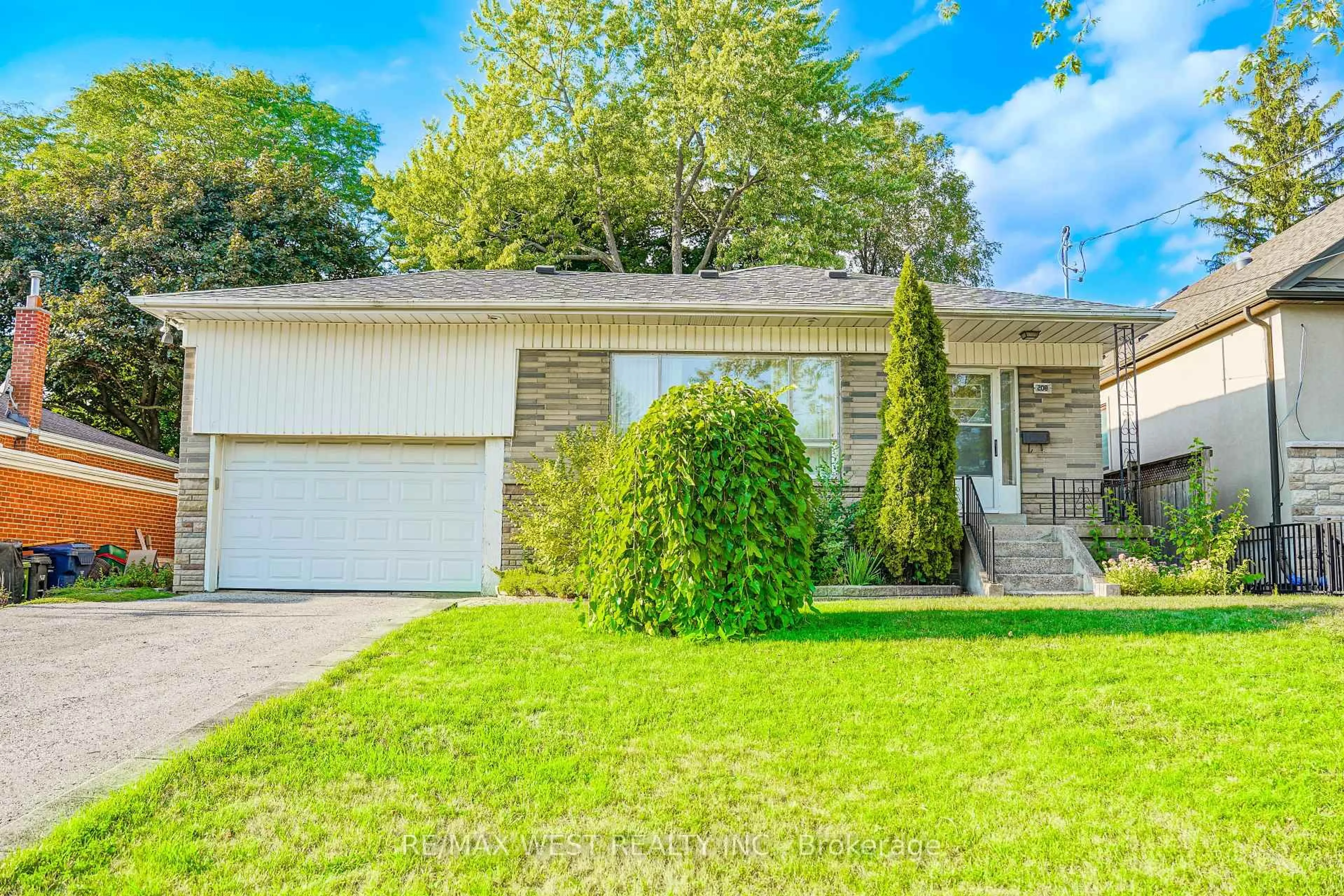 Home with vinyl exterior material, street for 208 Park Home Ave, Toronto Ontario M2R 1A2