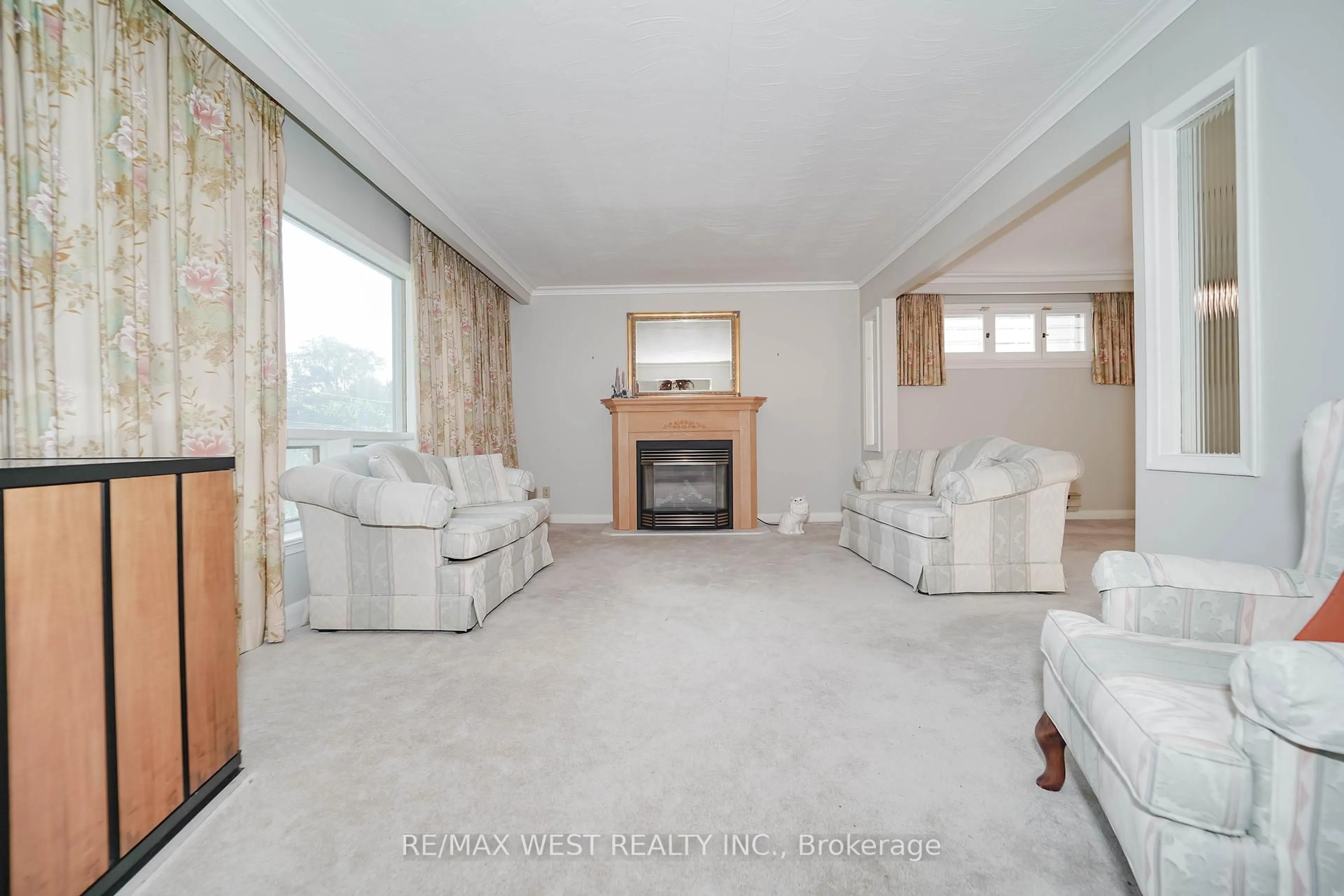 Living room with furniture, unknown for 208 Park Home Ave, Toronto Ontario M2R 1A2