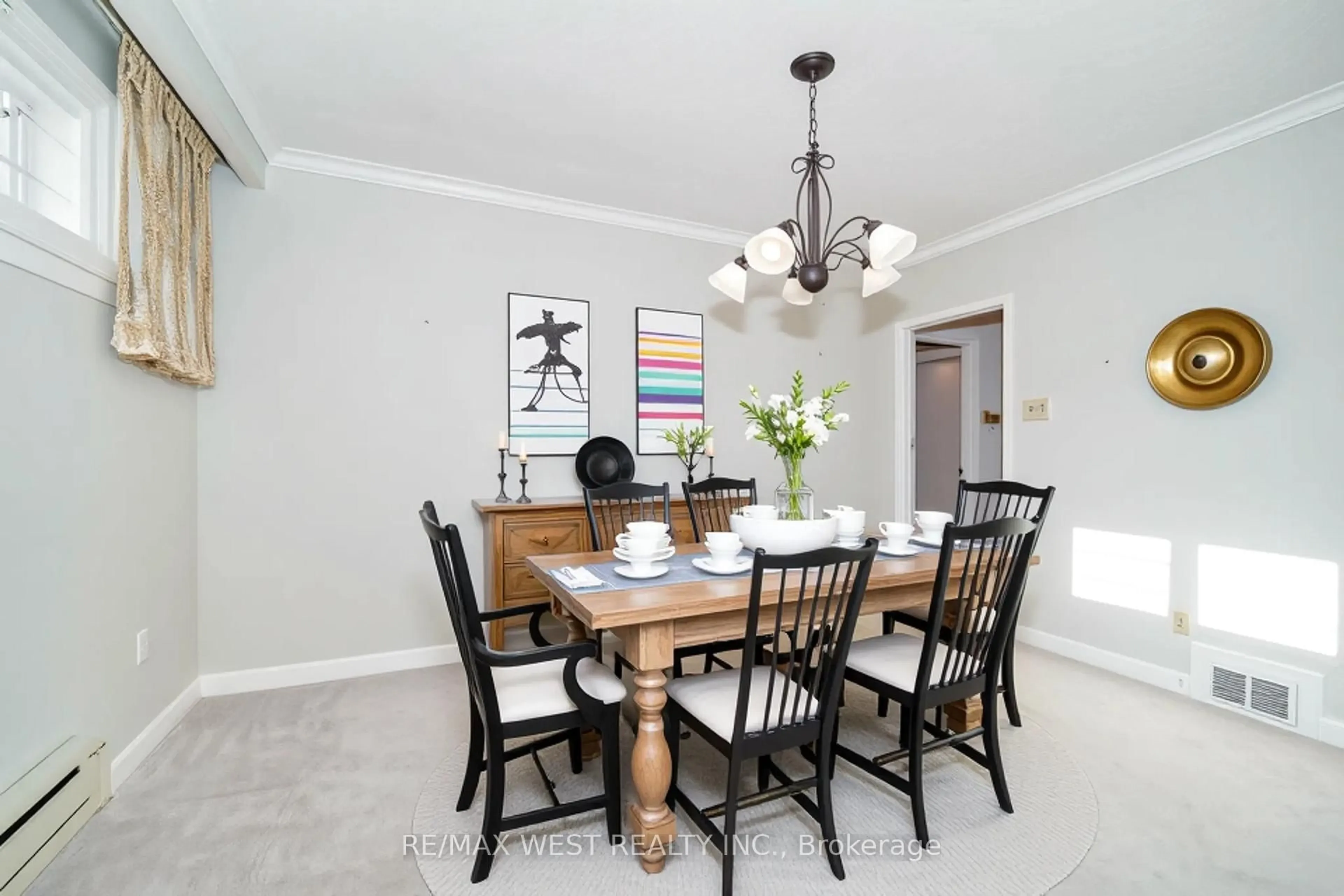 Dining room, wood/laminate floor for 208 Park Home Ave, Toronto Ontario M2R 1A2