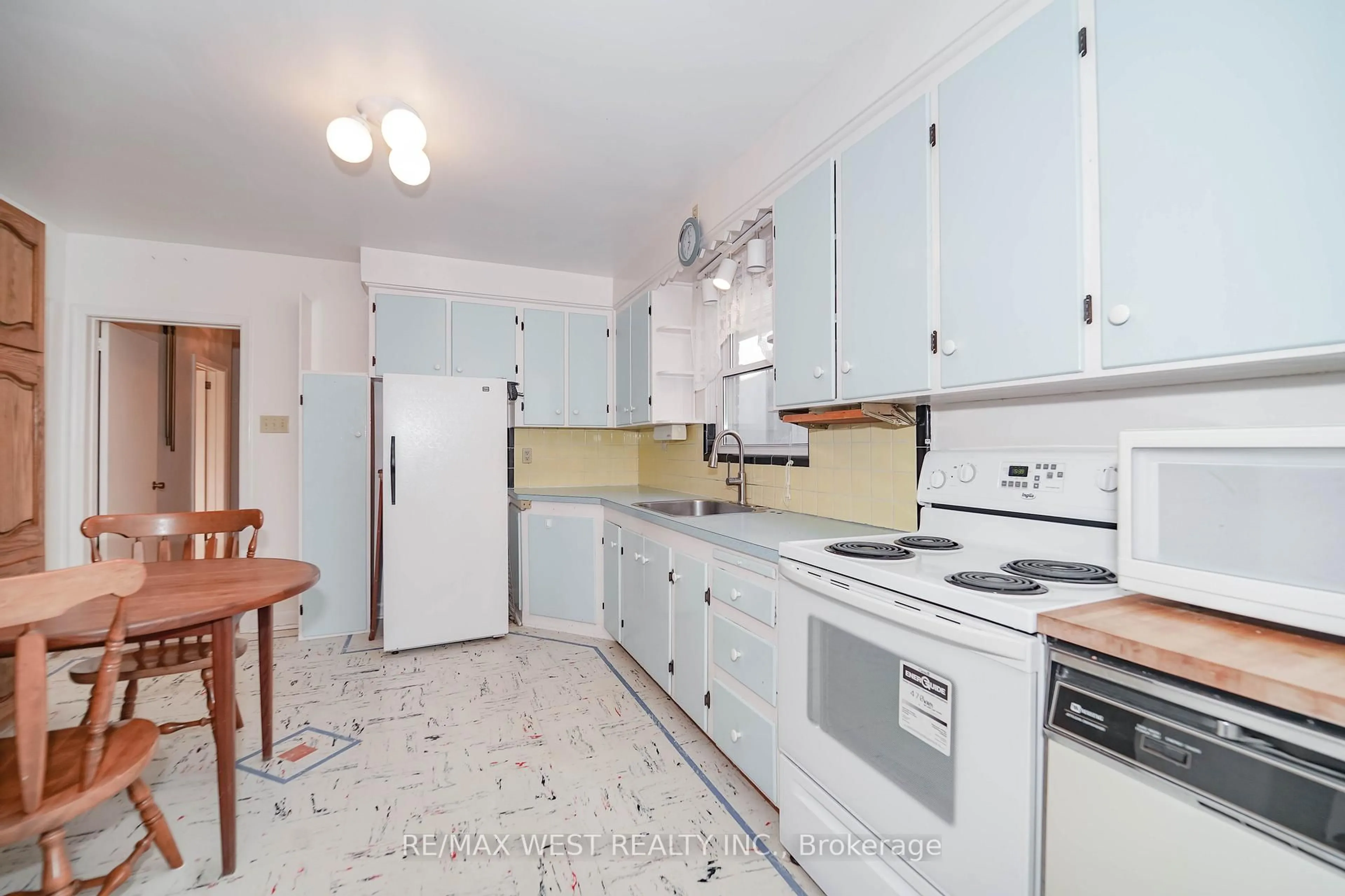 Standard kitchen, ceramic/tile floor for 208 Park Home Ave, Toronto Ontario M2R 1A2