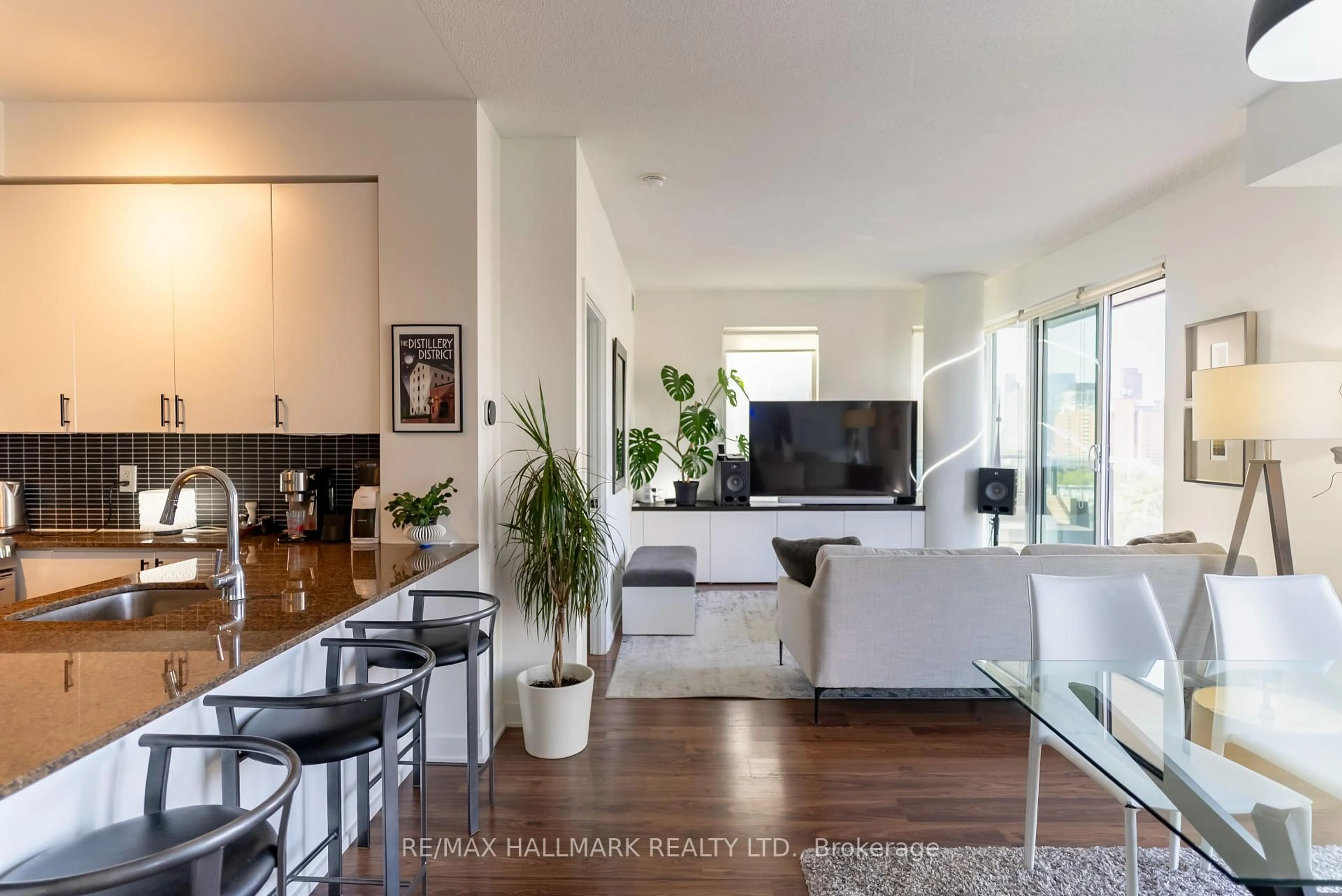 Living room with furniture, unknown for 260 Sackville St #813, Toronto Ontario M5A 0B3