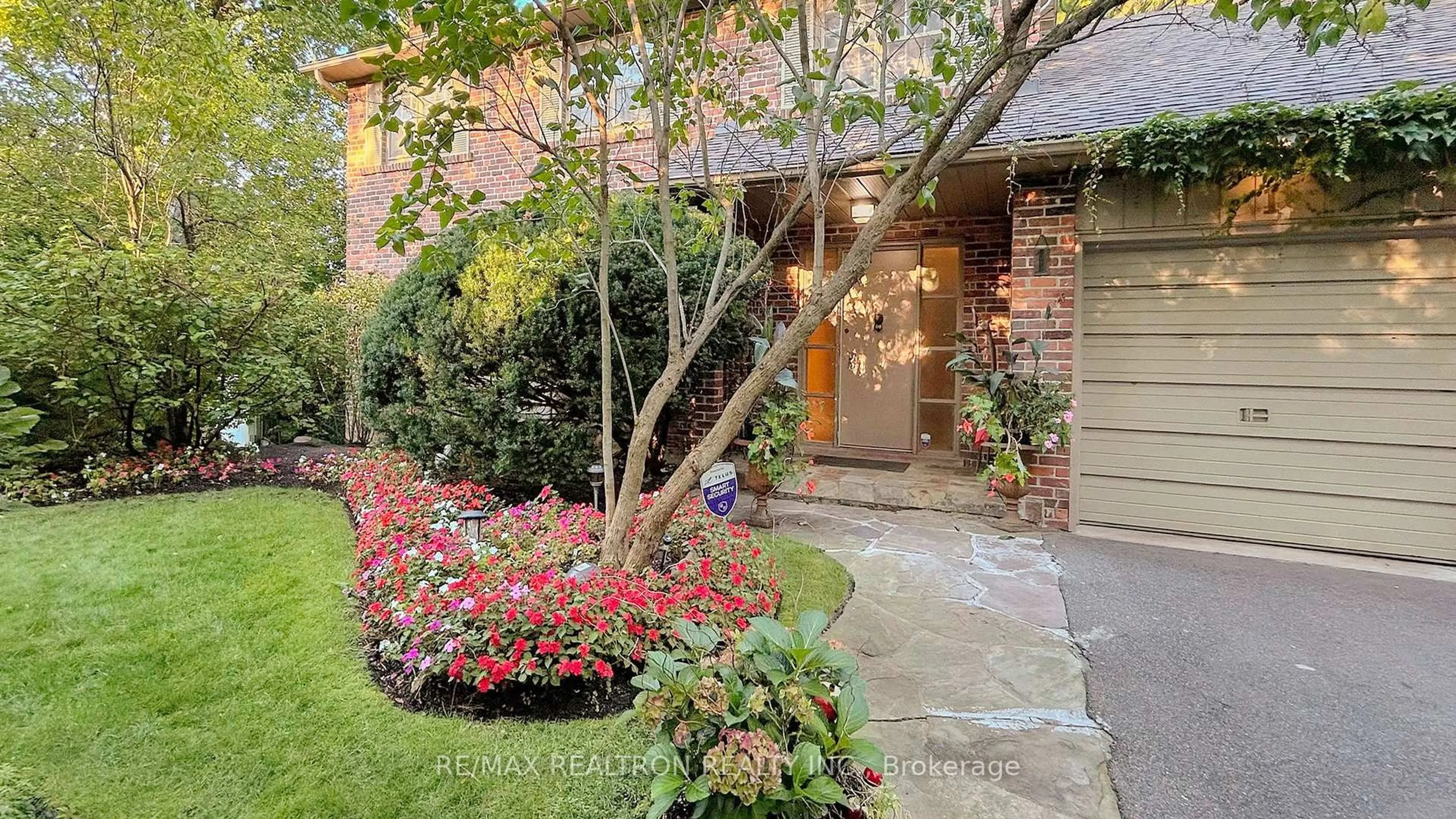 Patio, street for 1 Vyner Rd, Toronto Ontario M2L 2N3