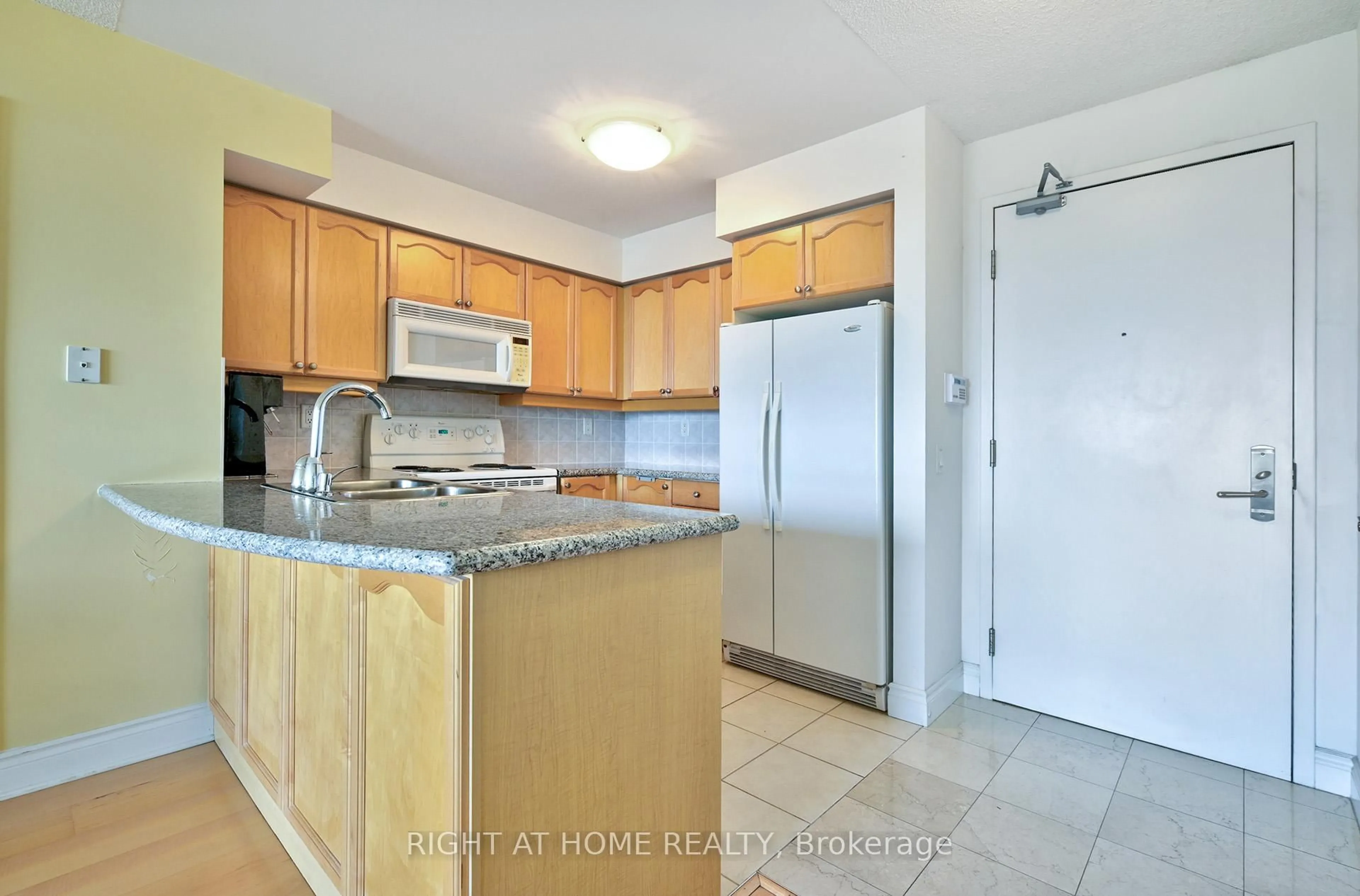 Standard kitchen, ceramic/tile floor for 78 Harrison Garden Blvd #1011, Toronto Ontario M2N 7E2