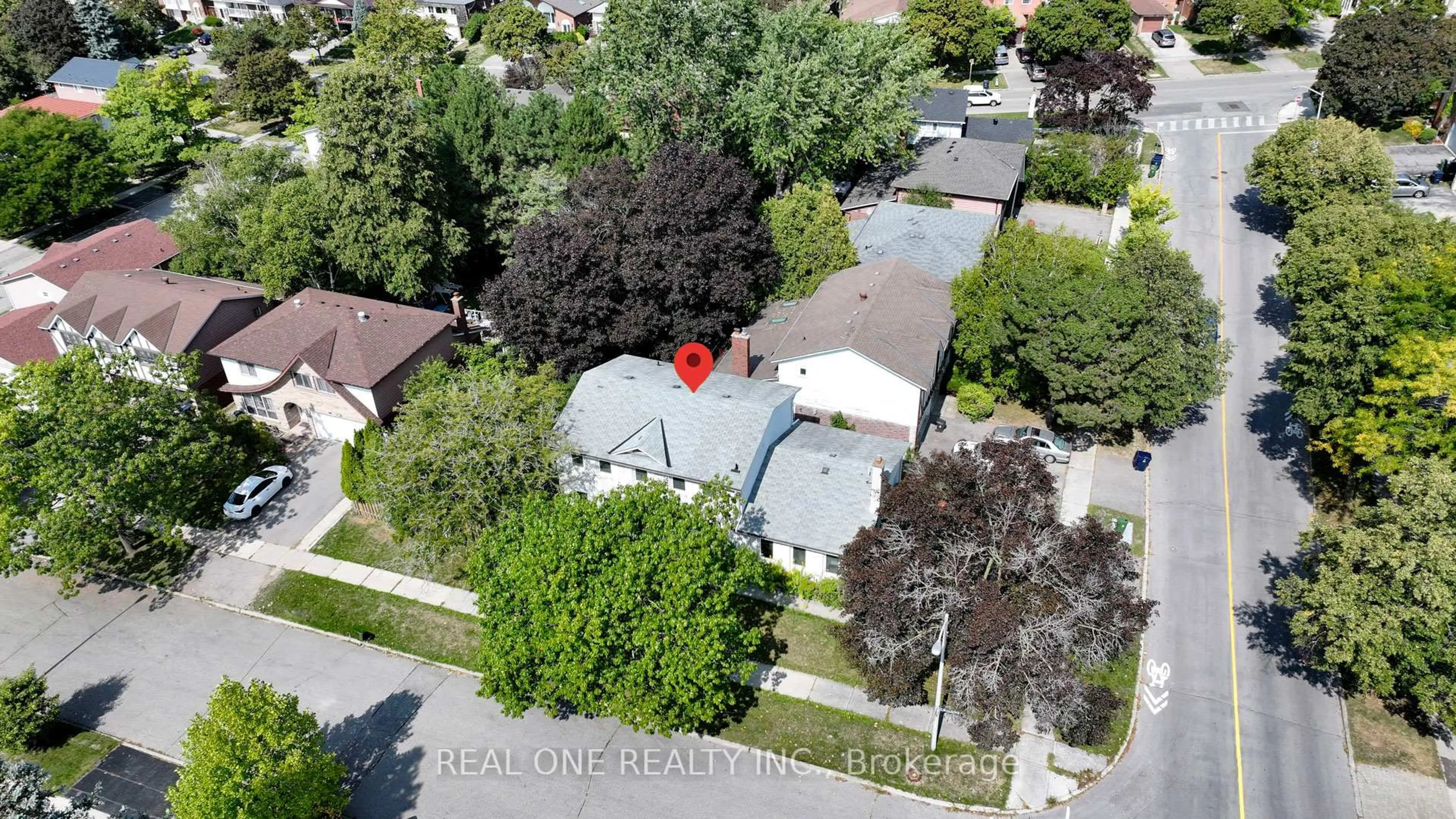 A pic from outside/outdoor area/front of a property/back of a property/a pic from drone, street for 25 Tumbleweed Rd, Toronto Ontario M2J 2N2