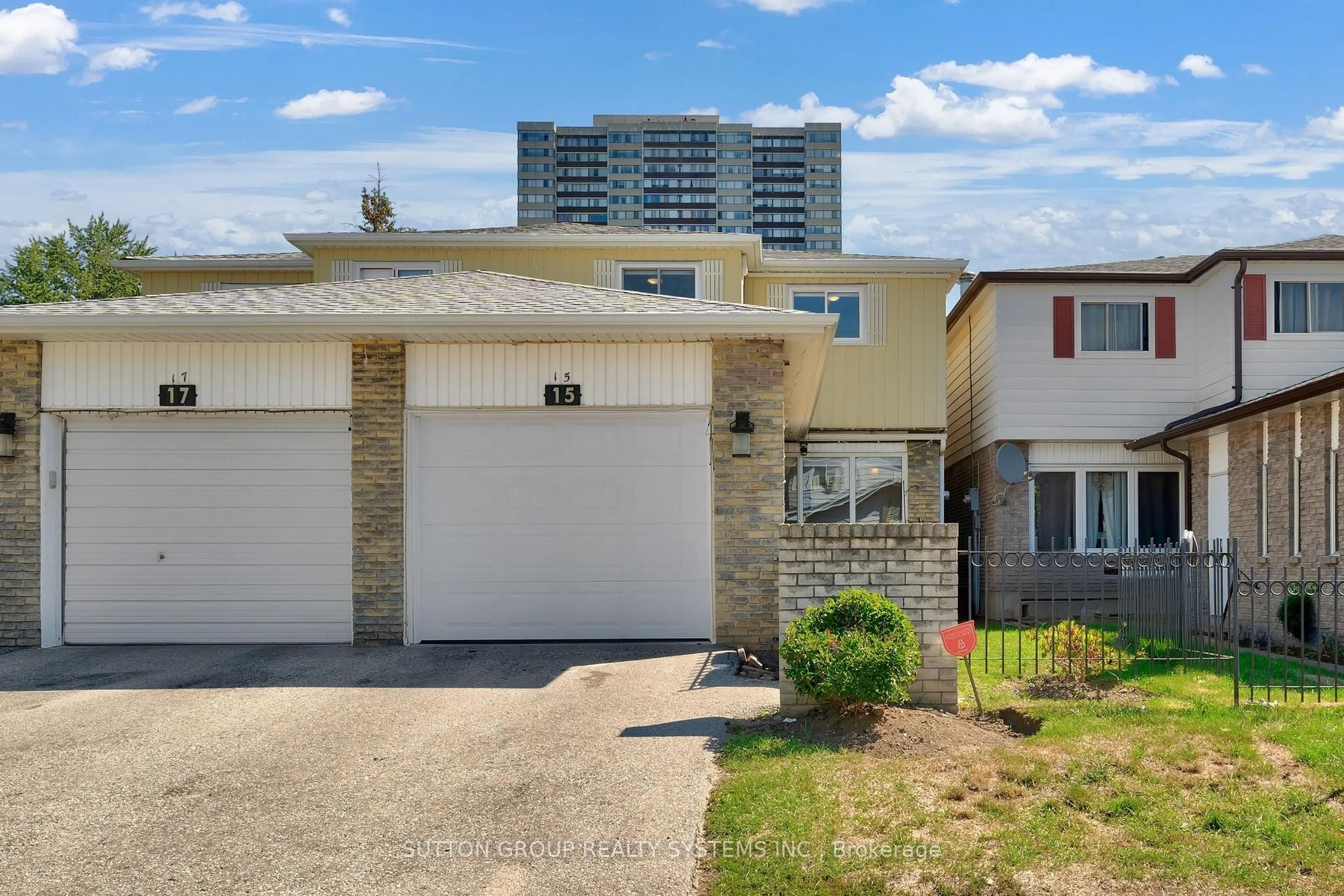 Home with vinyl exterior material, street for 15 Coach Liteway, Toronto Ontario M2R 3J8