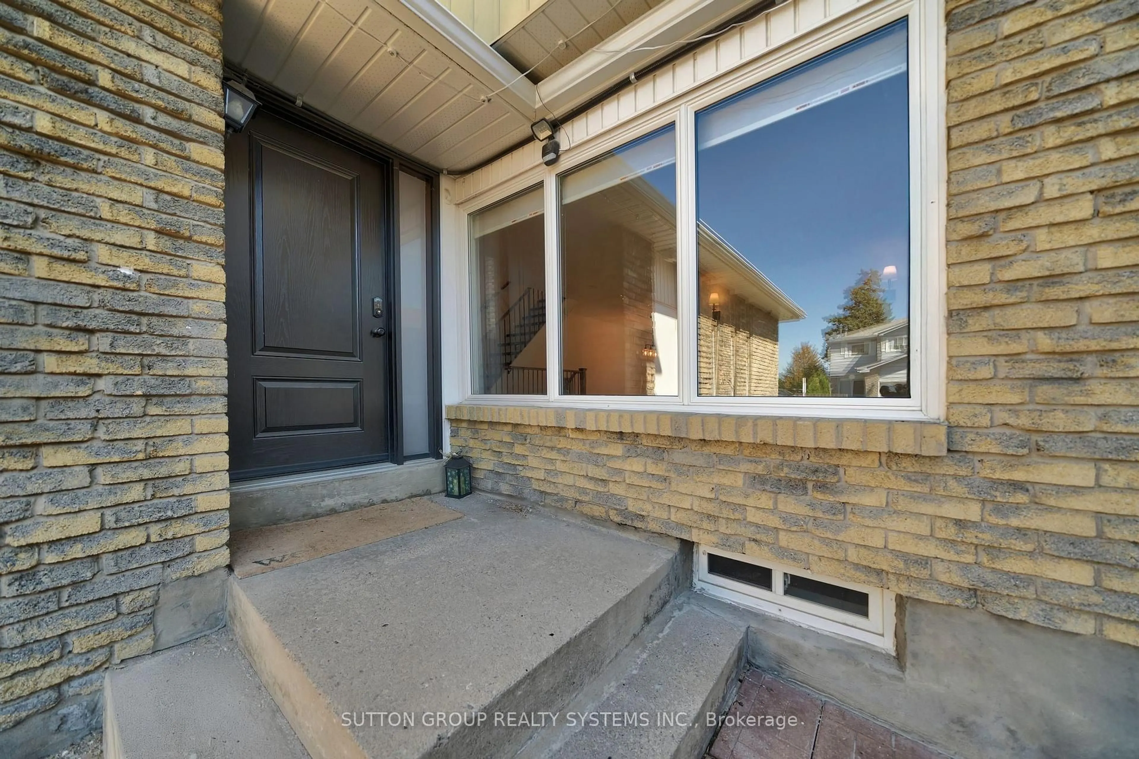 Indoor entryway for 15 Coach Liteway, Toronto Ontario M2R 3J8