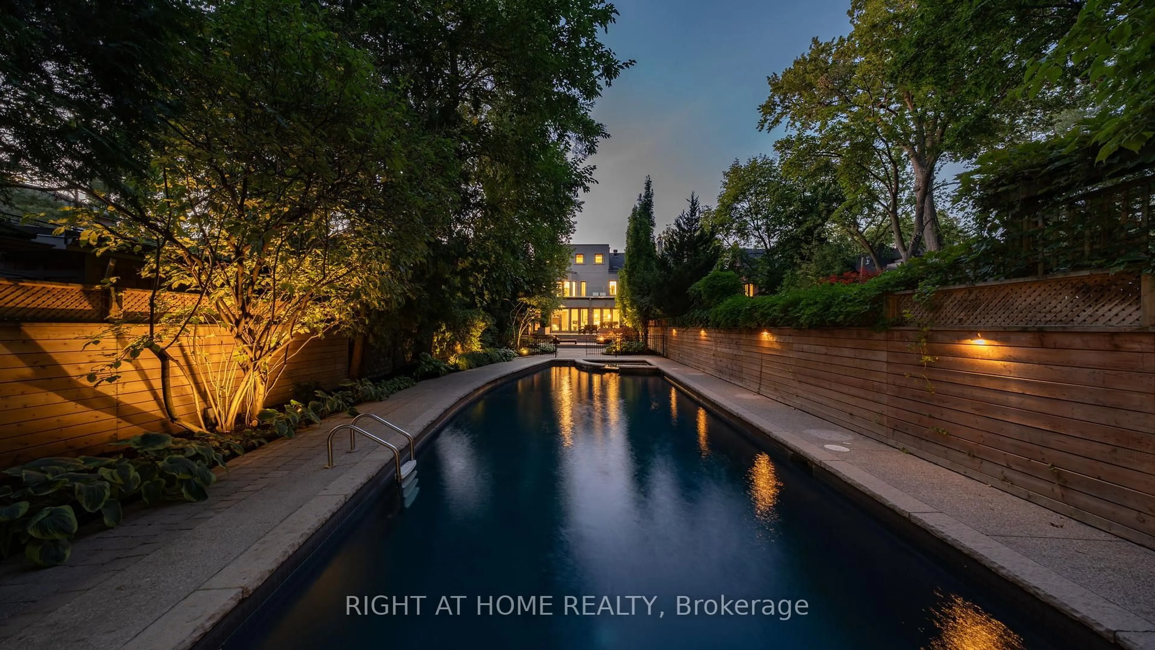 Pool for 123 South Dr, Toronto Ontario M4W 1R9