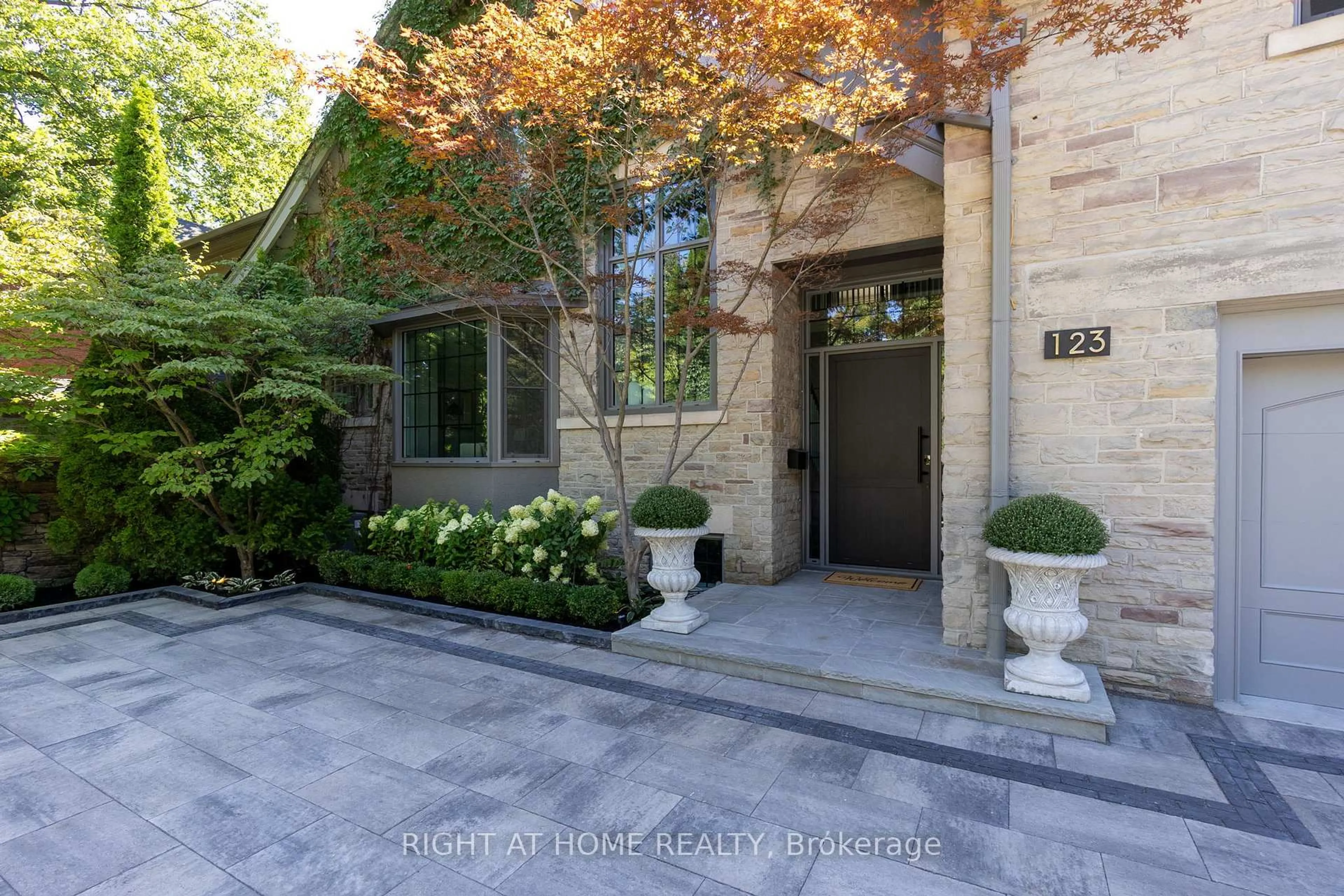 Indoor entryway for 123 South Dr, Toronto Ontario M4W 1R9