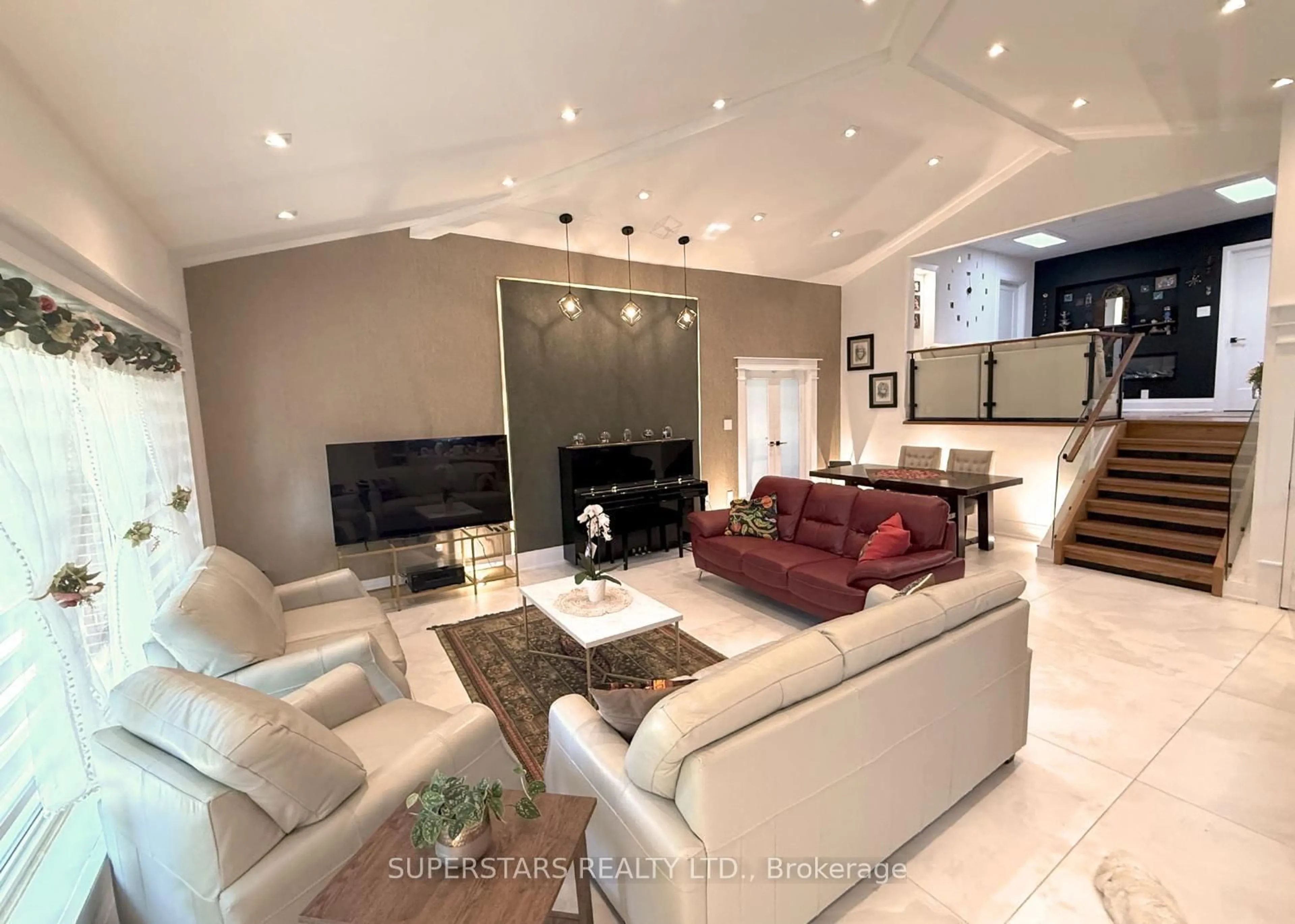 Living room with furniture, unknown for 55 Rockford Rd, Toronto Ontario M2R 3A6