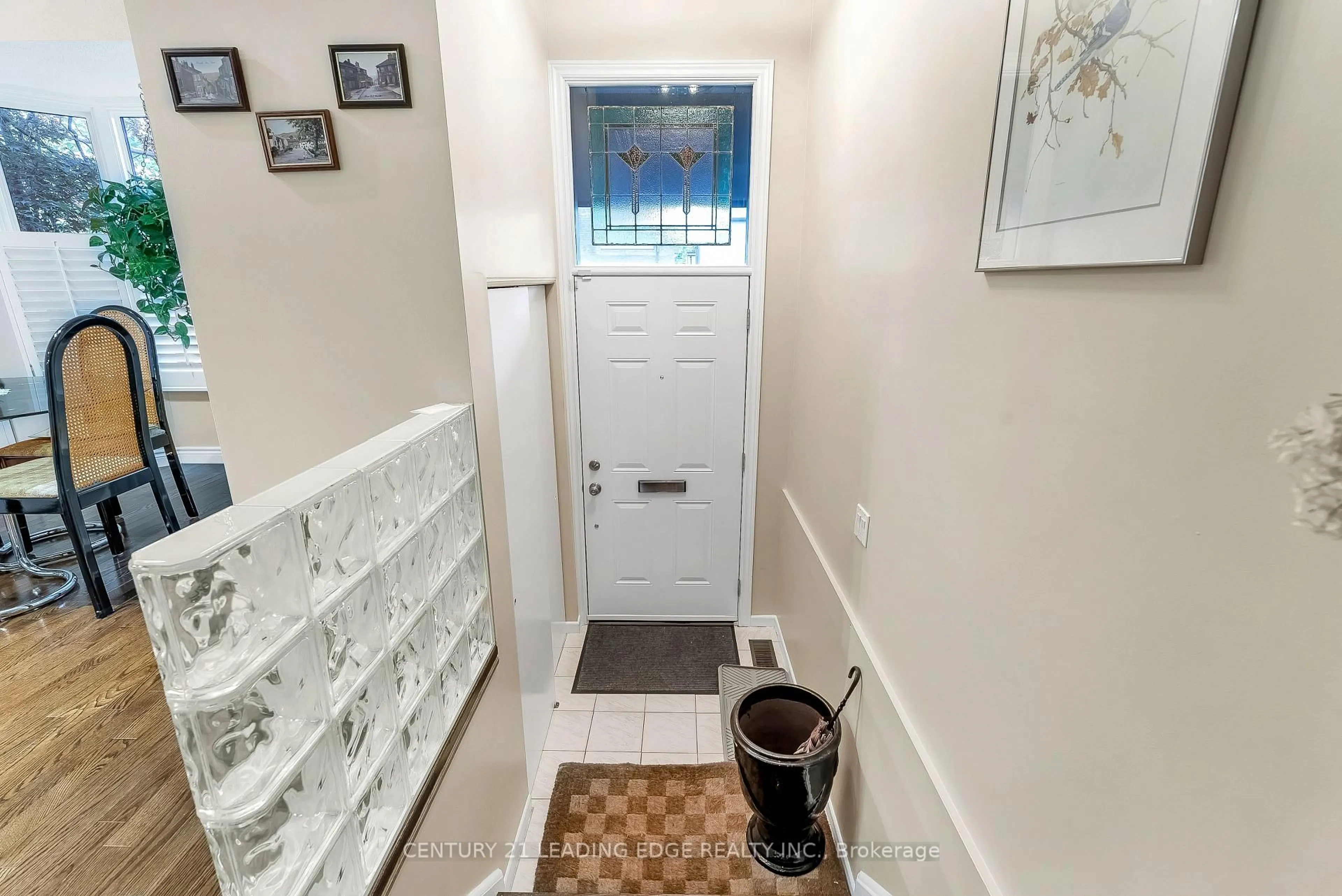 Indoor entryway for 134 Bedford Park Ave, Toronto Ontario M5M 1J1