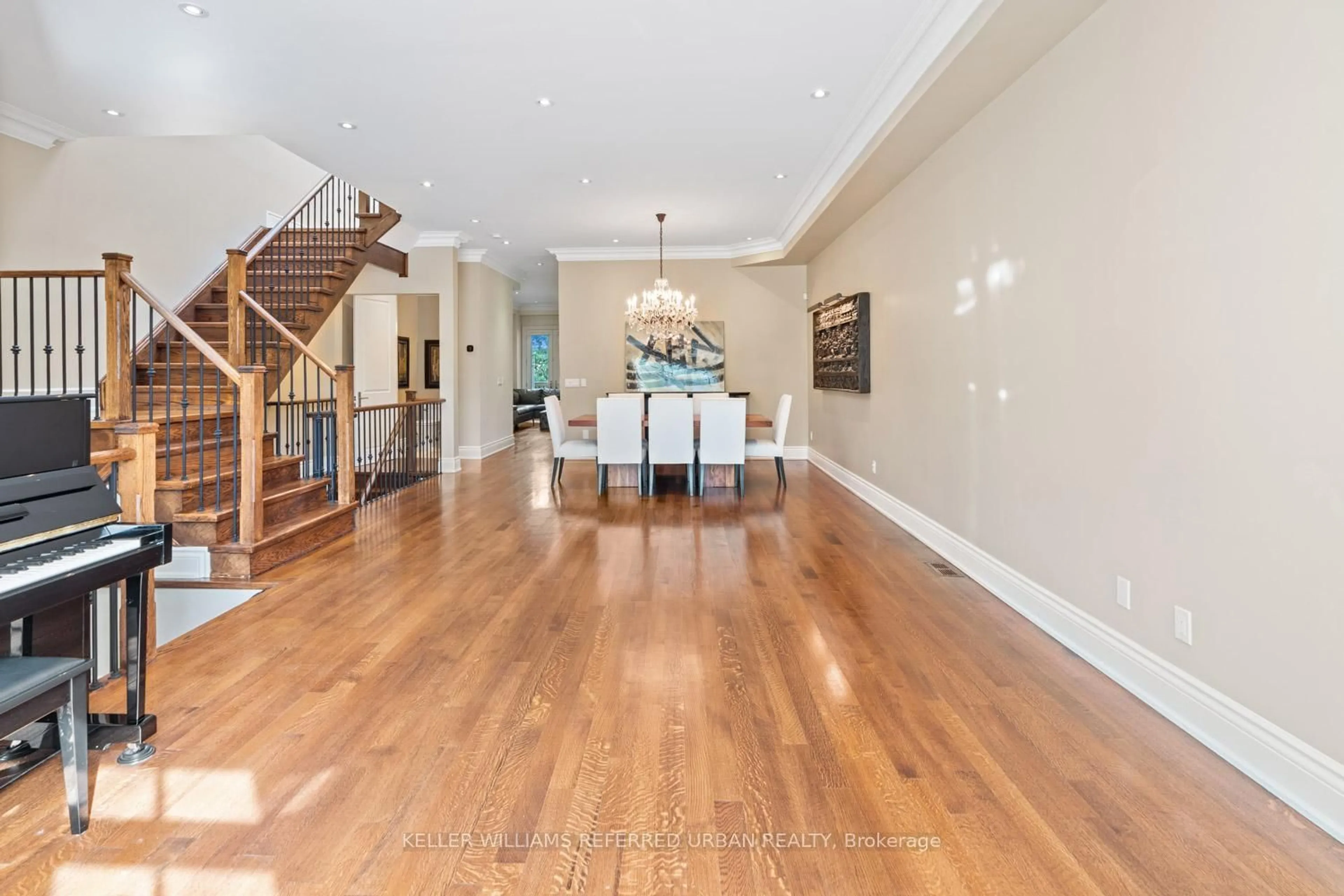 Indoor foyer for 177A Highbourne Rd, Toronto Ontario M5P 2J8