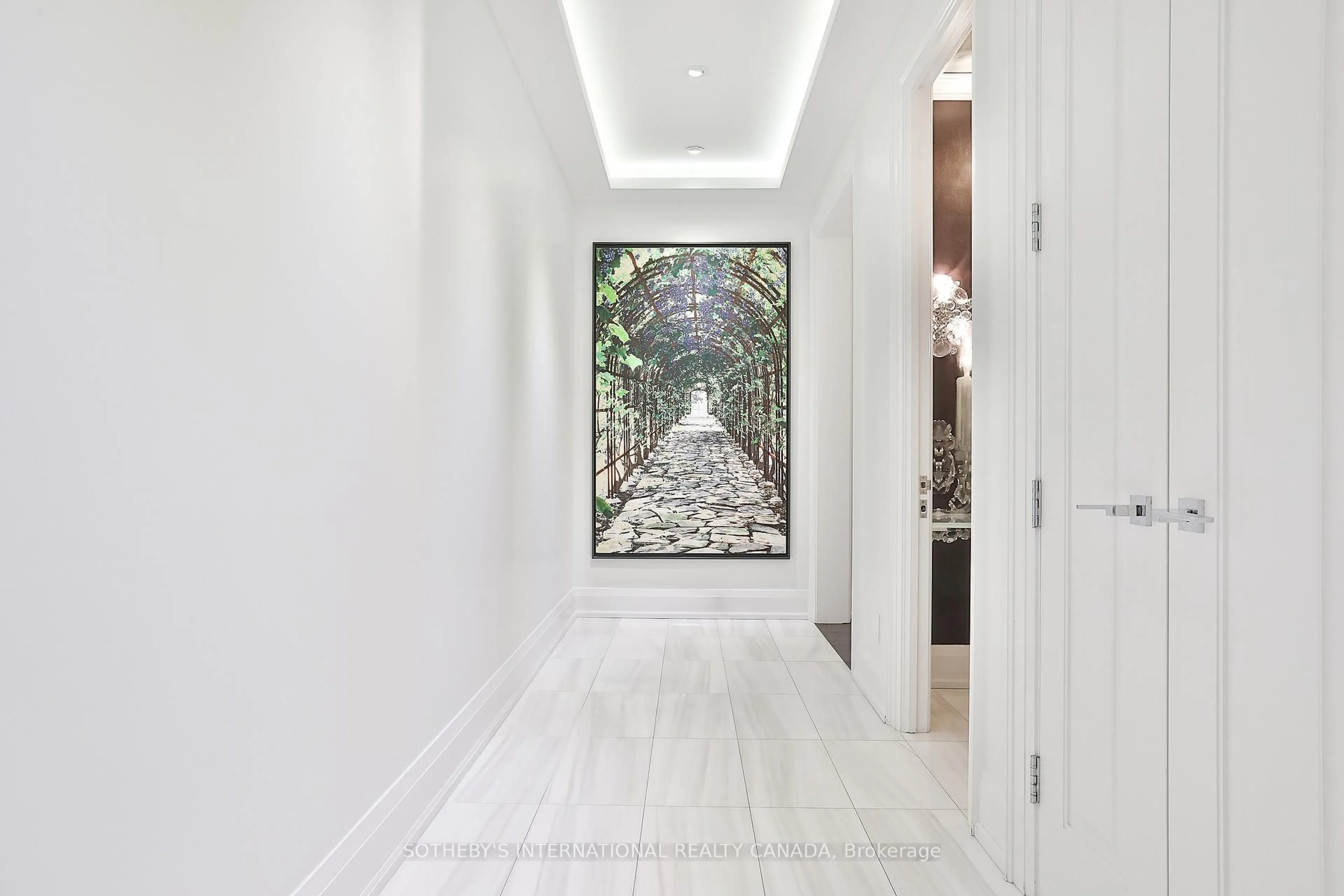 Indoor entryway for 88 Davenport Rd #804, Toronto Ontario M5R 0A5