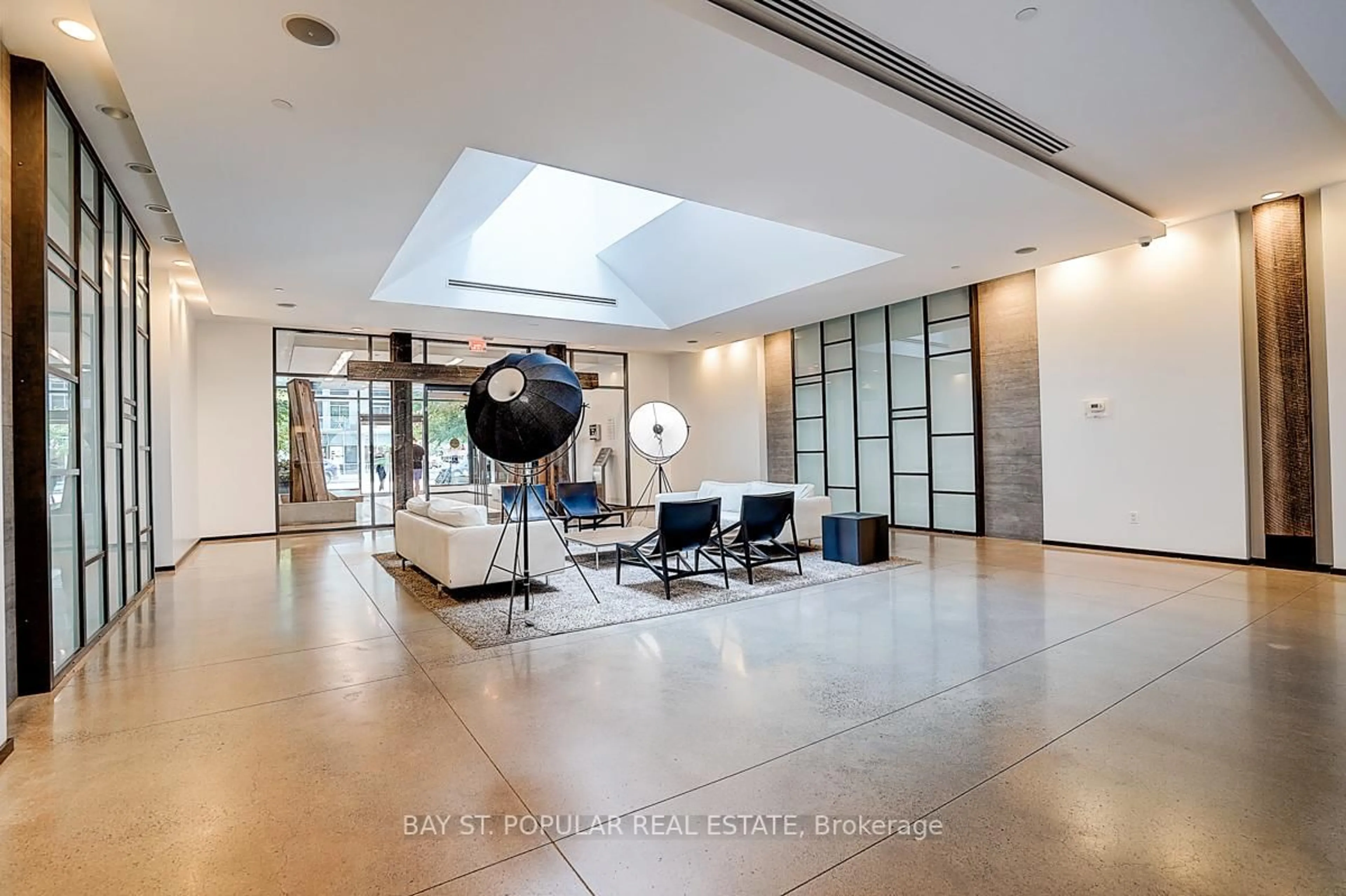 Indoor foyer for 1030 King St #321, Toronto Ontario M6K 0B4