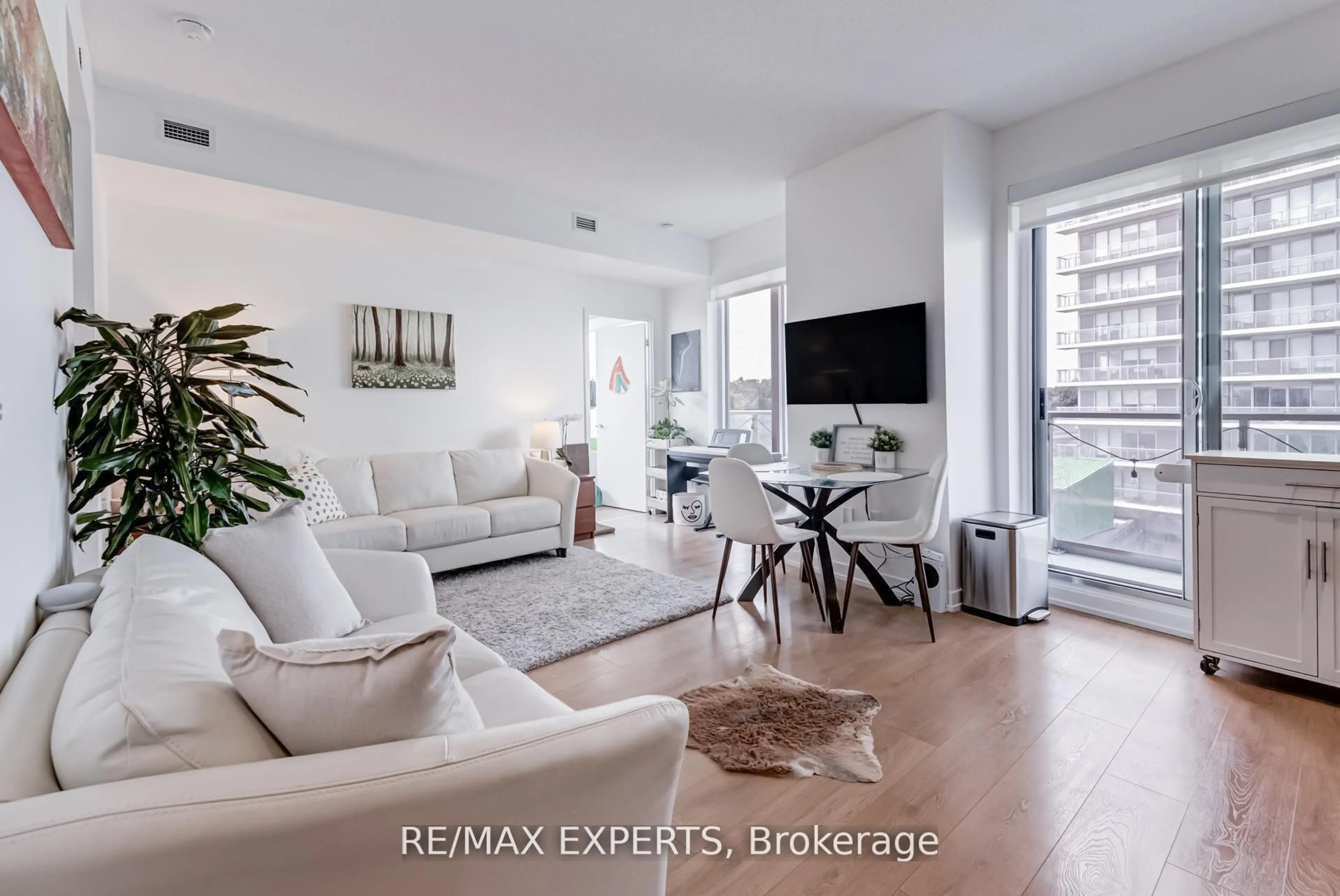Living room with furniture, unknown for 117 McMahon Dr #503, Toronto Ontario M2K 0E4