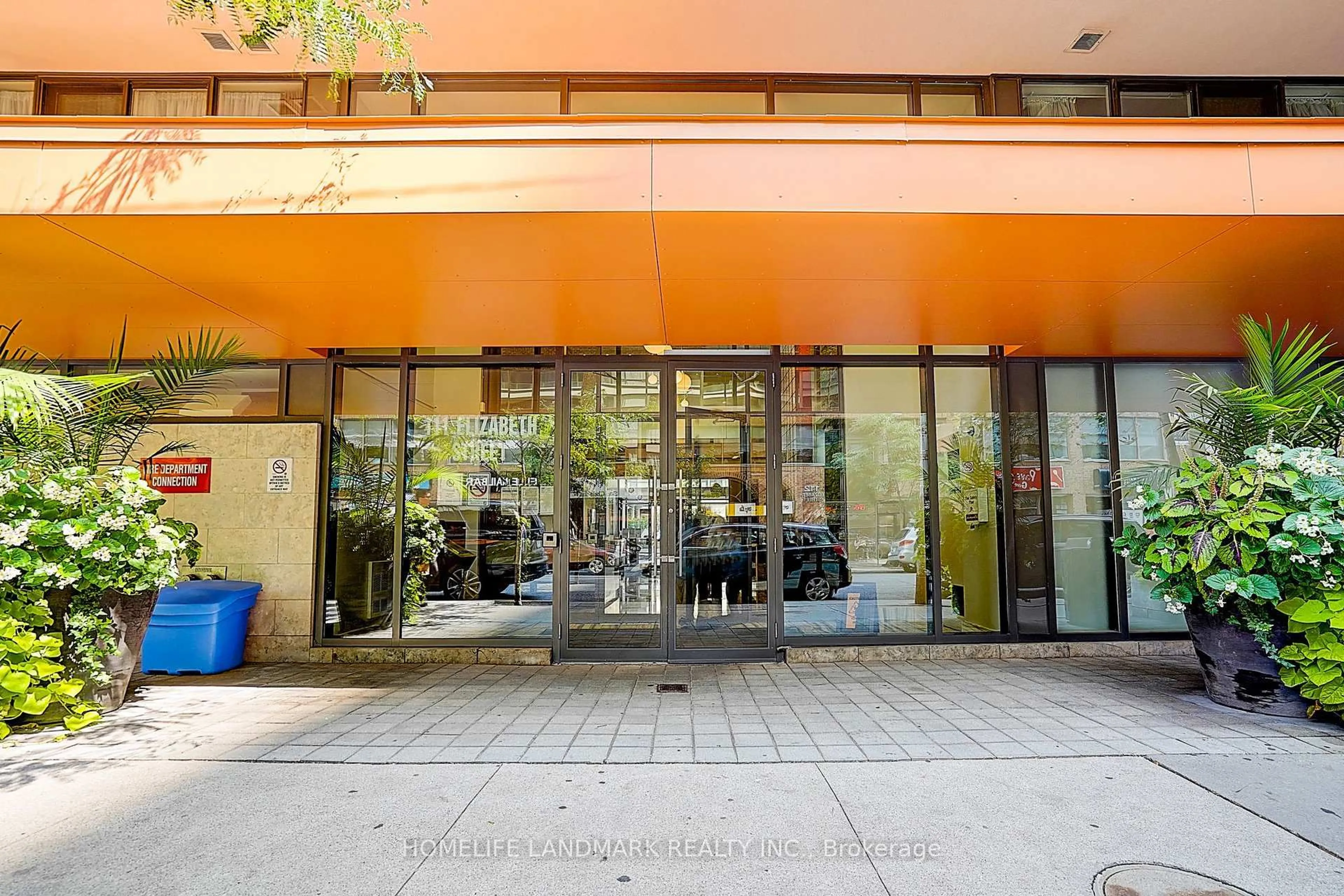 Indoor foyer for 111 Elizabeth St #1711, Toronto Ontario M5G 1P7