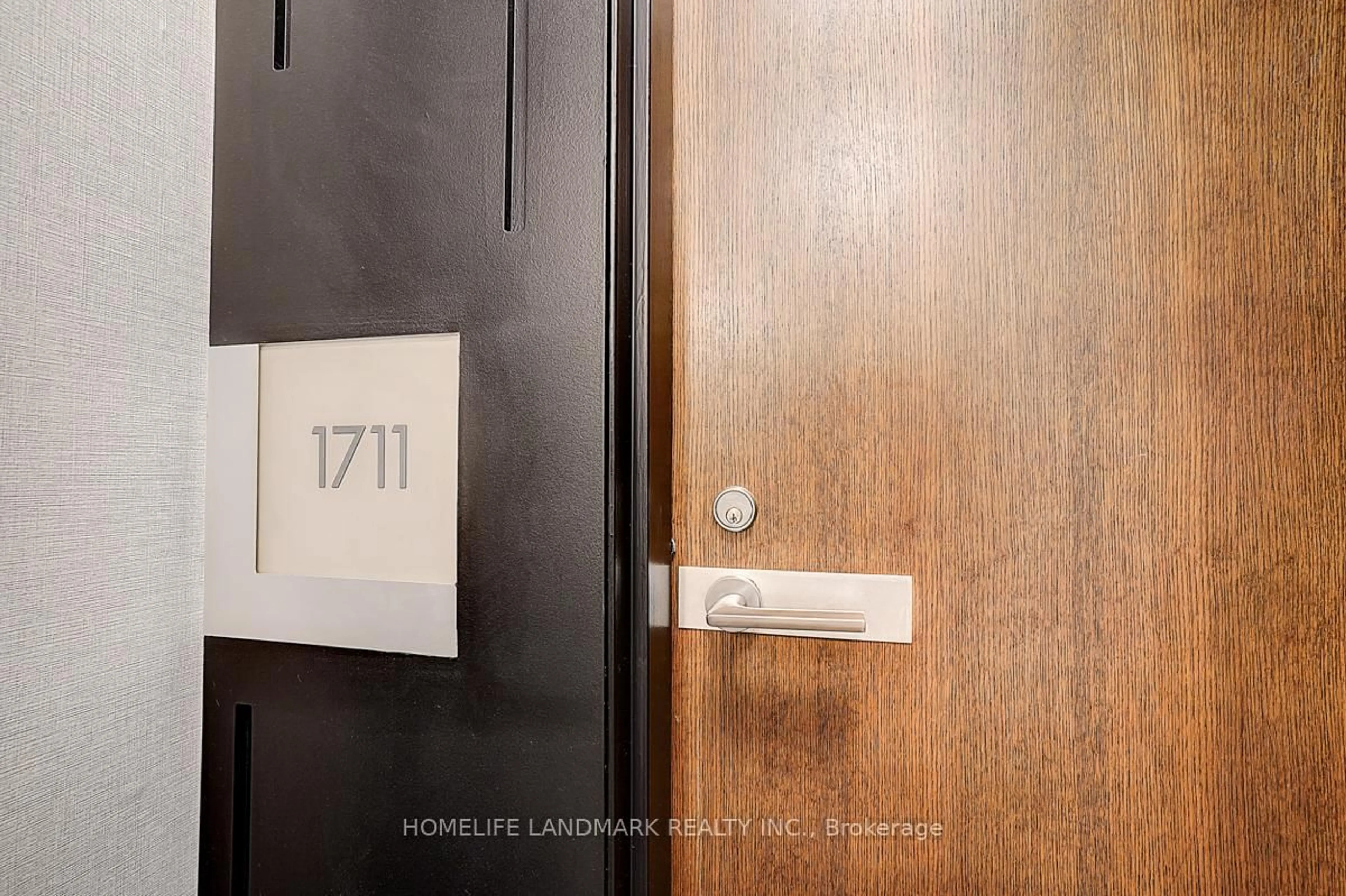 Indoor entryway for 111 Elizabeth St #1711, Toronto Ontario M5G 1P7