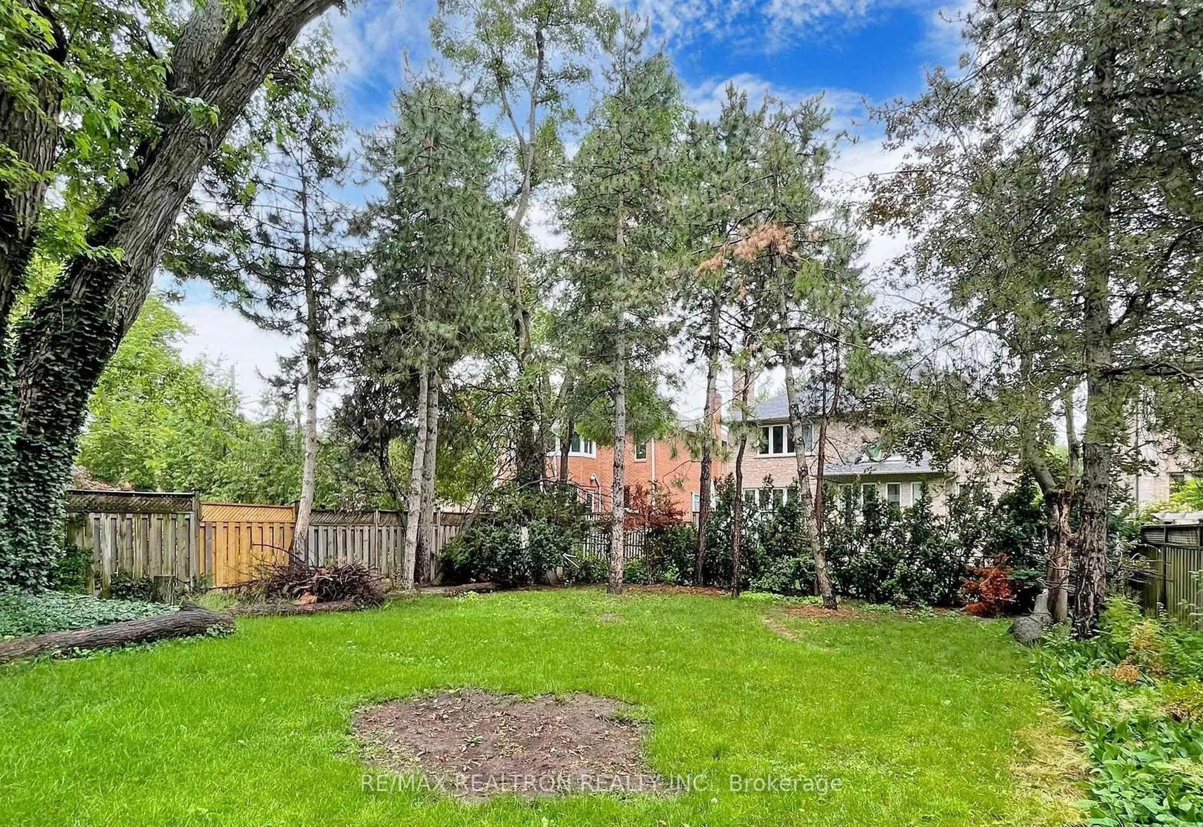 A pic from outside/outdoor area/front of a property/back of a property/a pic from drone, forest/trees view for 298 Empress Ave, Toronto Ontario M2N 3V4