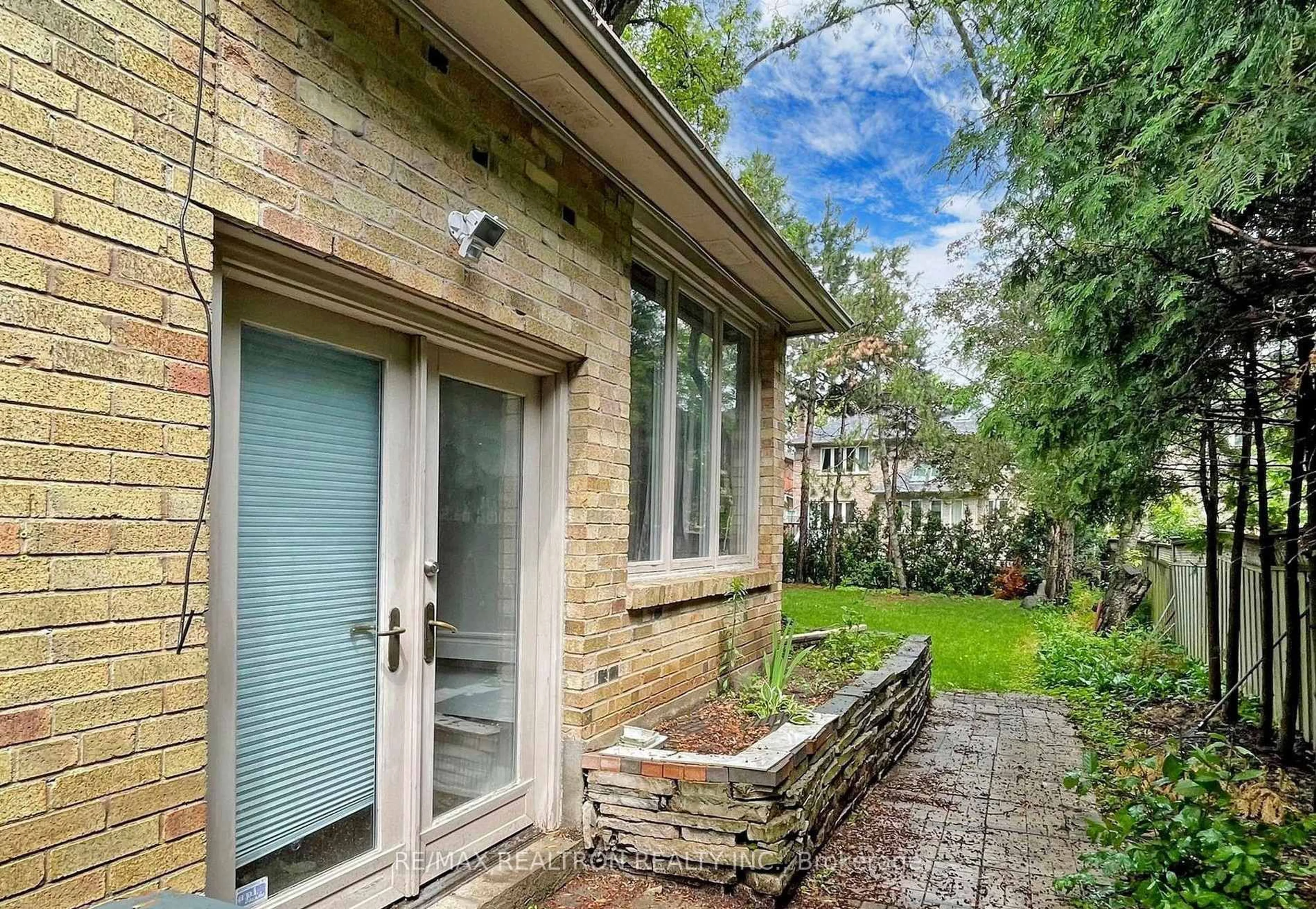 A pic from outside/outdoor area/front of a property/back of a property/a pic from drone, street for 298 Empress Ave, Toronto Ontario M2N 3V4
