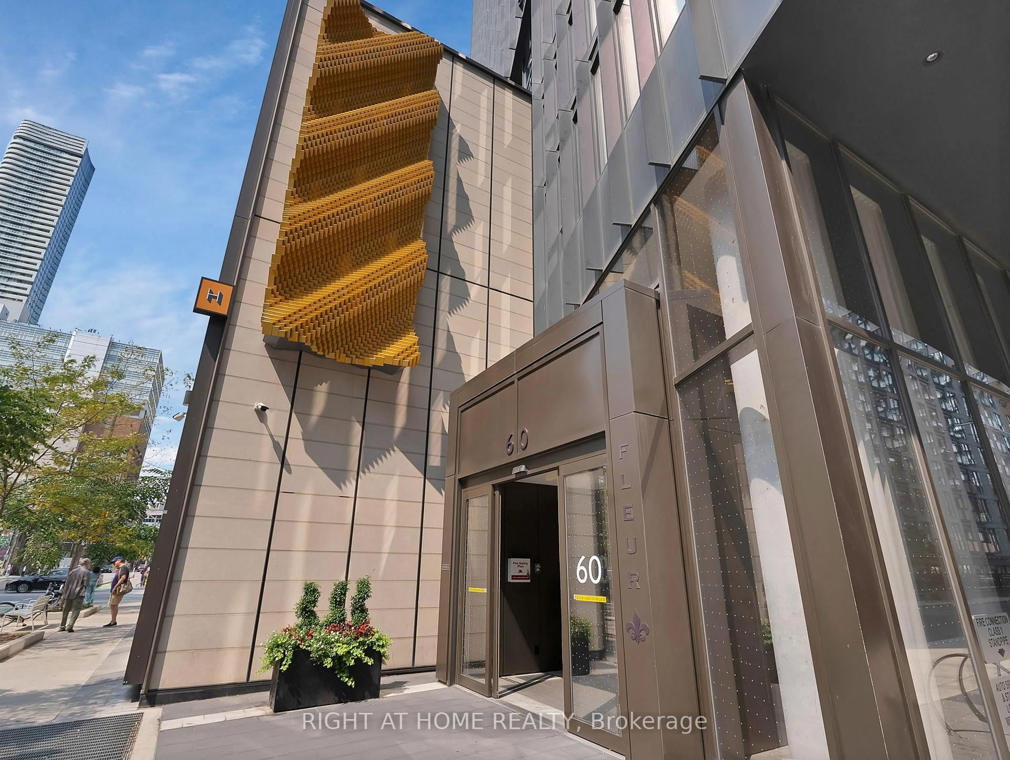 Indoor foyer for 60 Shuter St #506, Toronto Ontario M5B 0B7