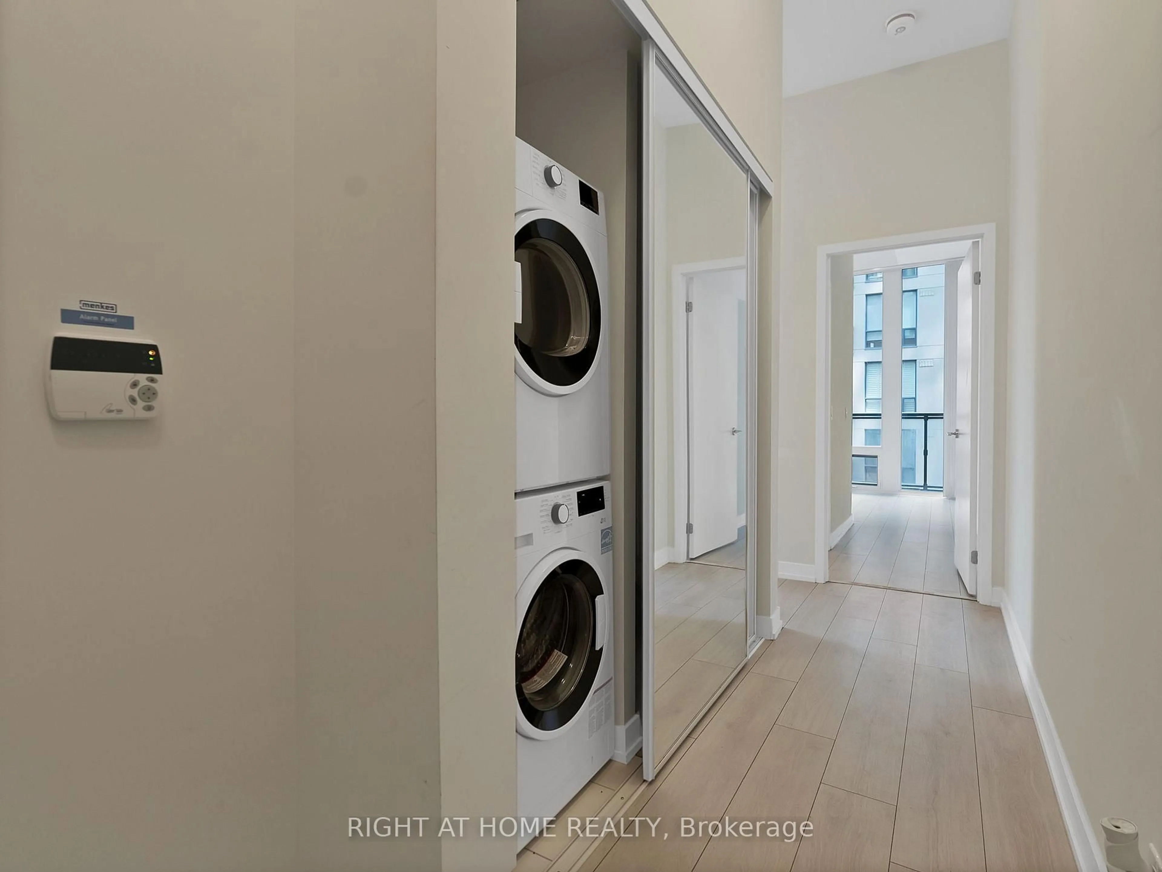 Laundry room for 60 Shuter St #506, Toronto Ontario M5B 0B7