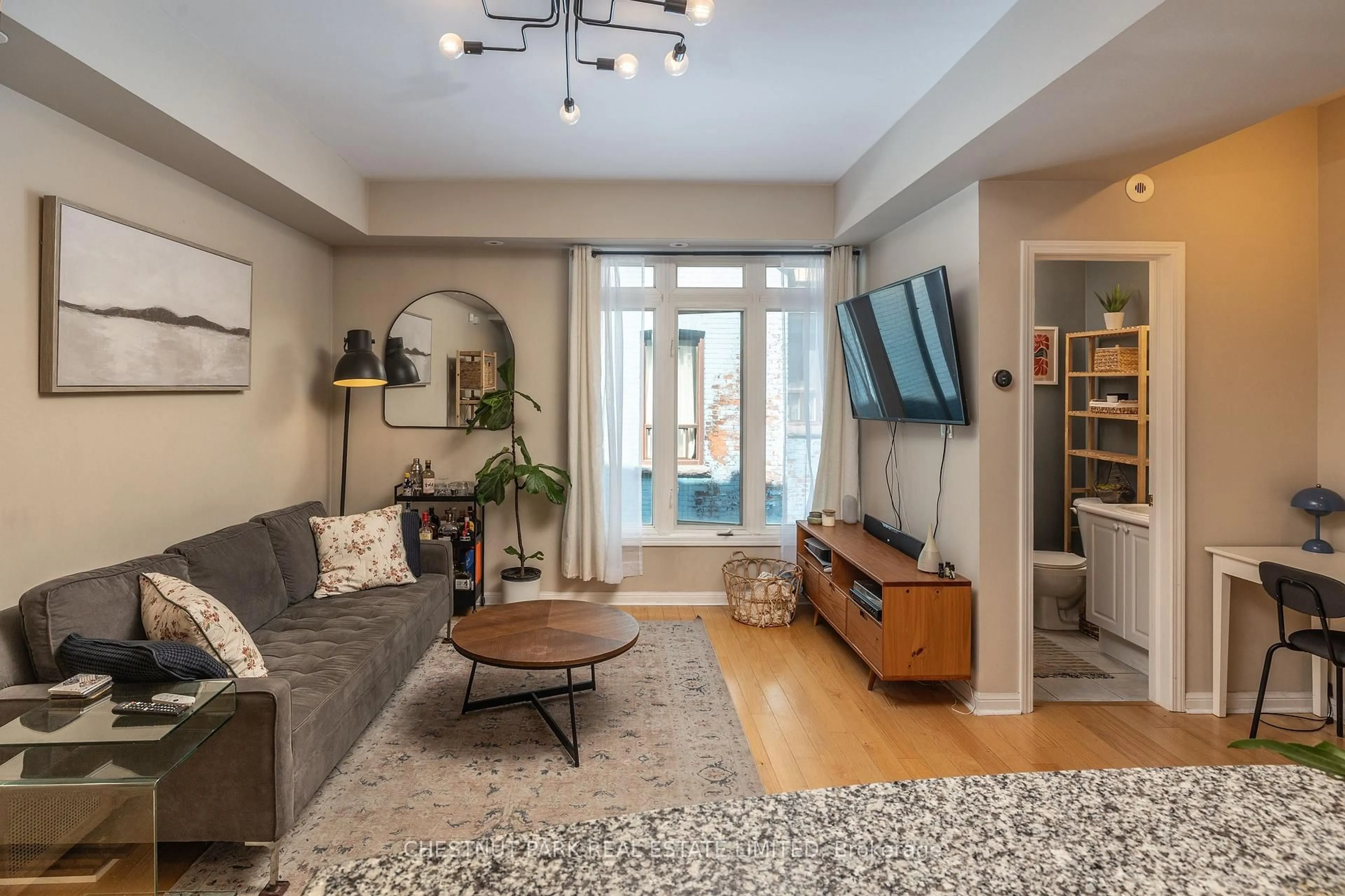 Living room with furniture, unknown for 98 Carr St #11, Toronto Ontario M5T 1B7