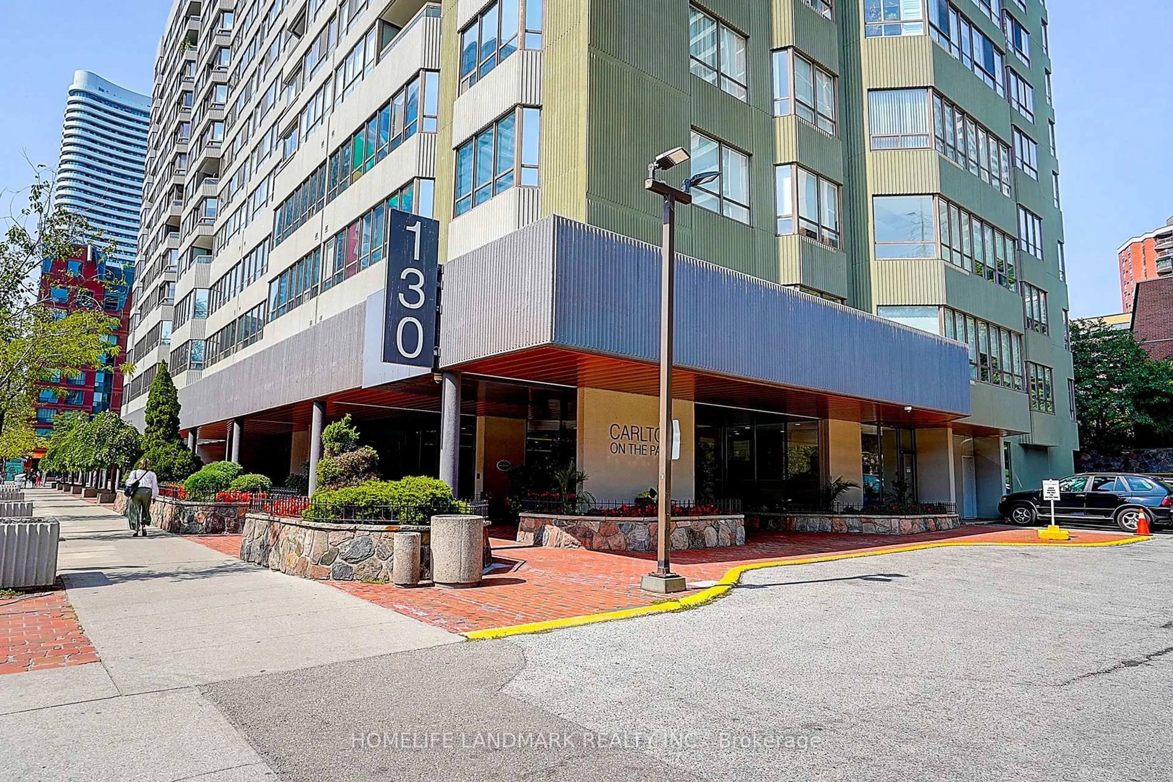 Patio, building for 130 Carlton St #503, Toronto Ontario M5A 4K3