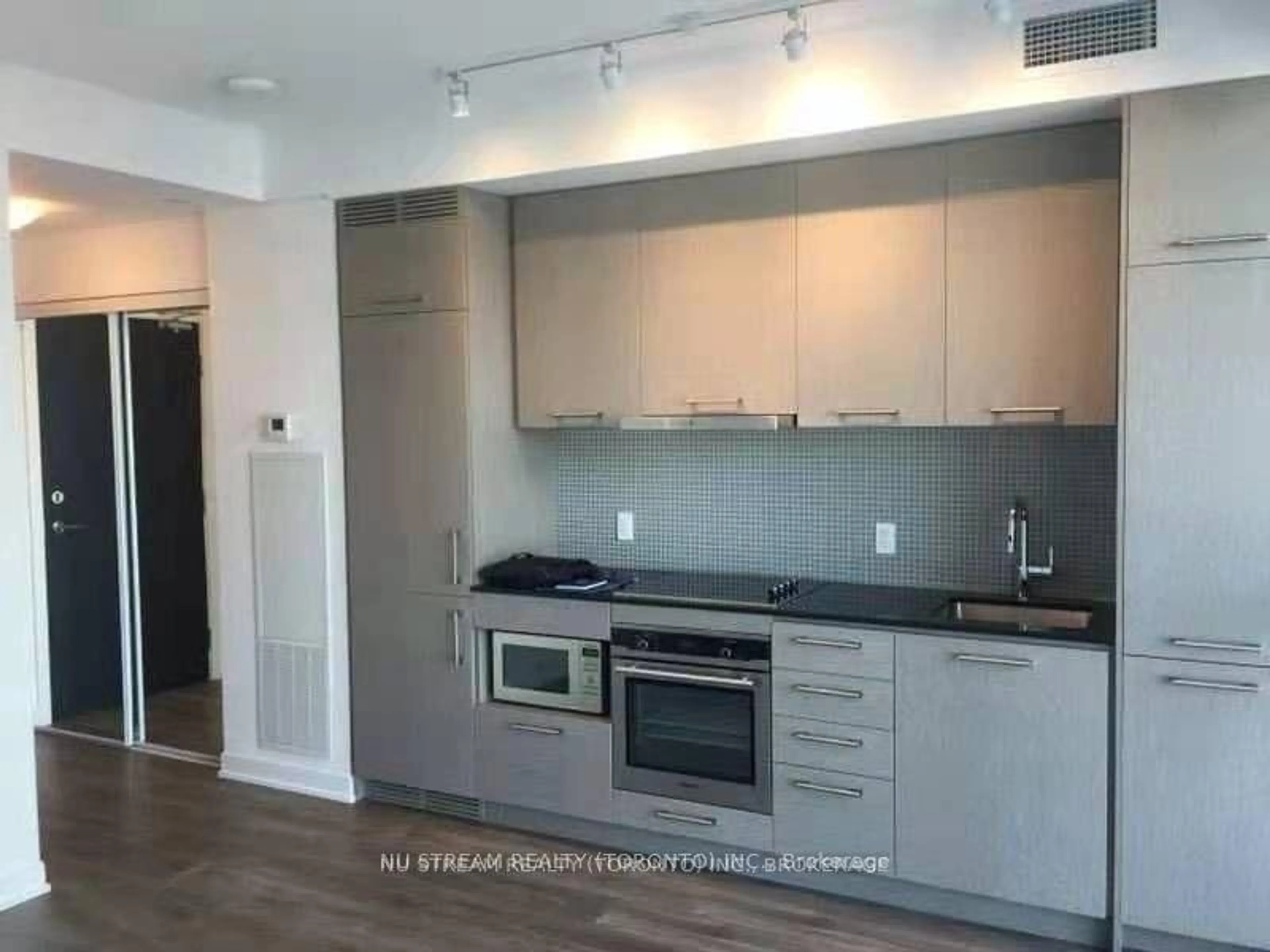 Standard kitchen, wood/laminate floor for 87 Peter St #1609, Toronto Ontario M5V 0P1