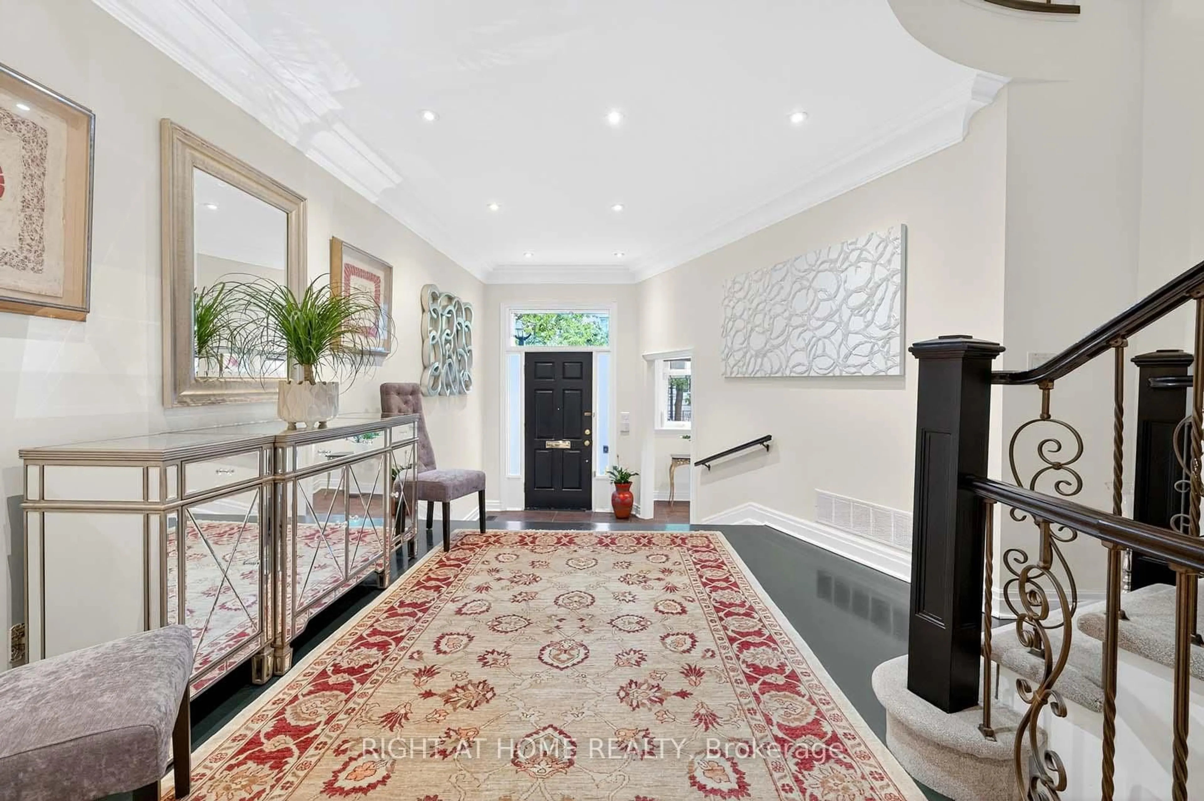 Indoor foyer for 242 Walmer Rd, Toronto Ontario M5R 3R7