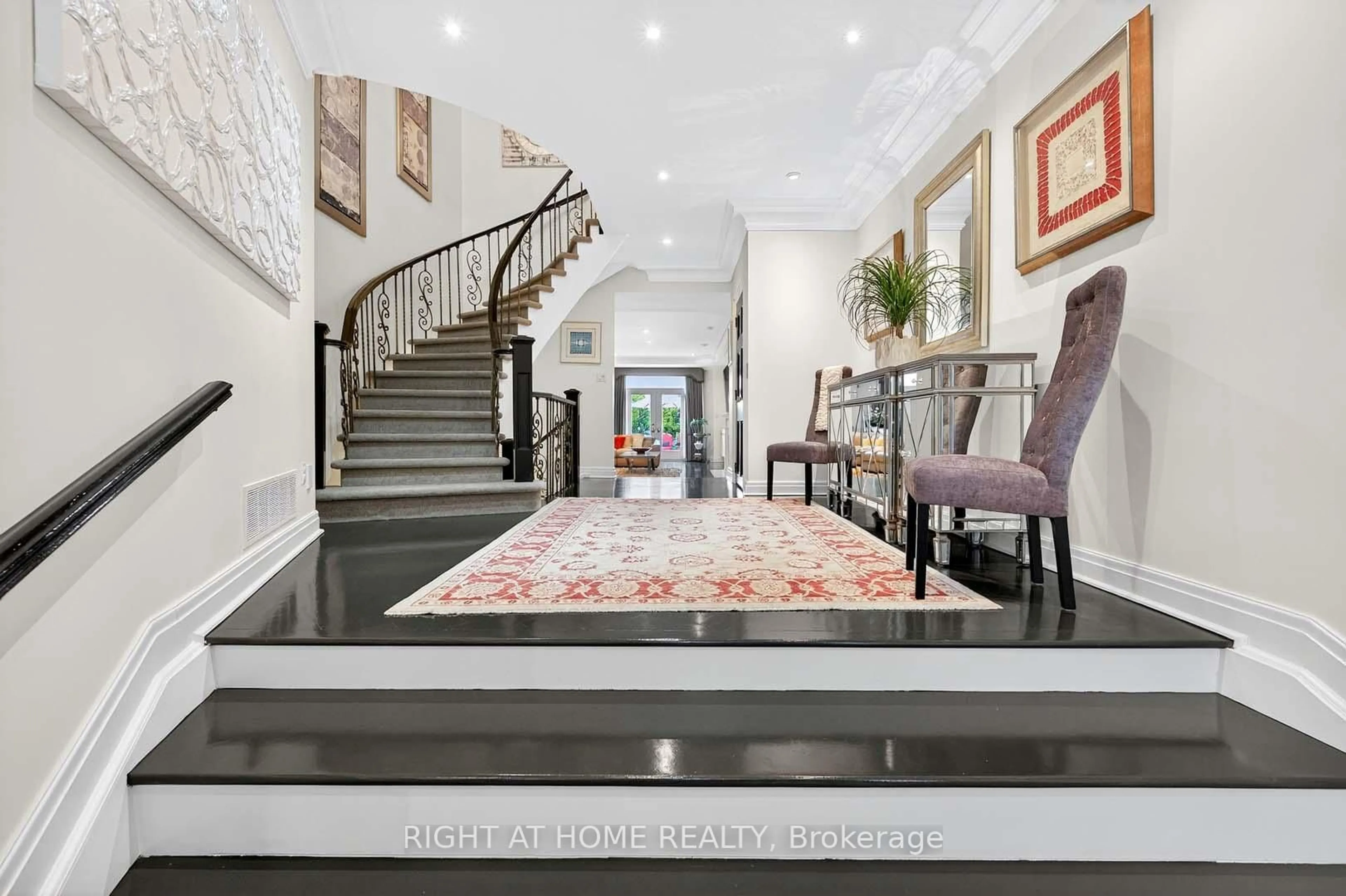 Indoor foyer for 242 Walmer Rd, Toronto Ontario M5R 3R7
