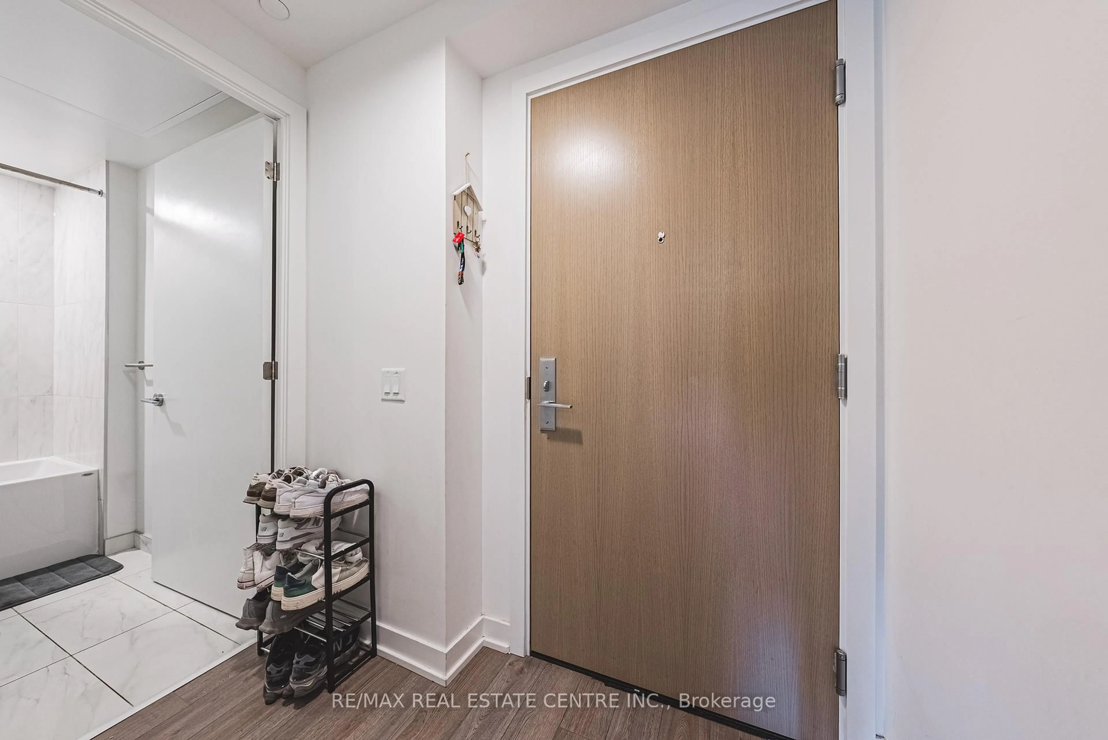 Indoor entryway for 357 King St #3307, Toronto Ontario M5V 0S7