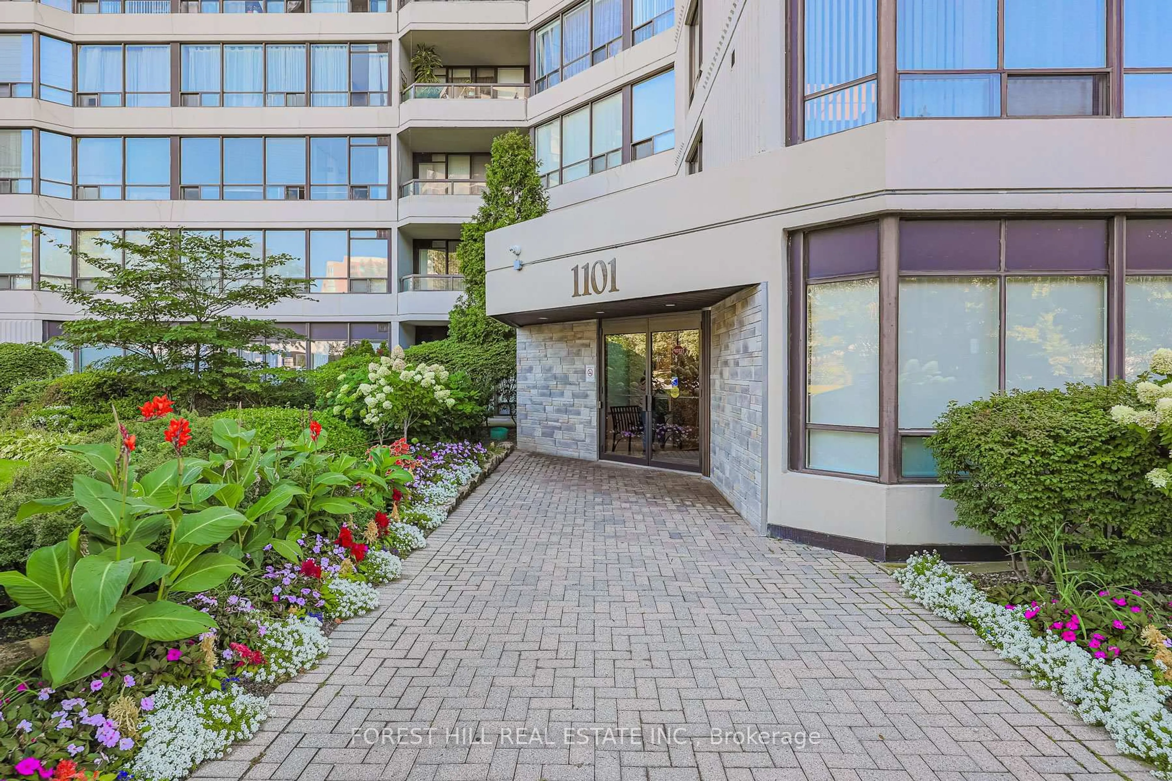 Indoor foyer for 1101 Steeles Ave #809, Toronto Ontario M2R 3W5