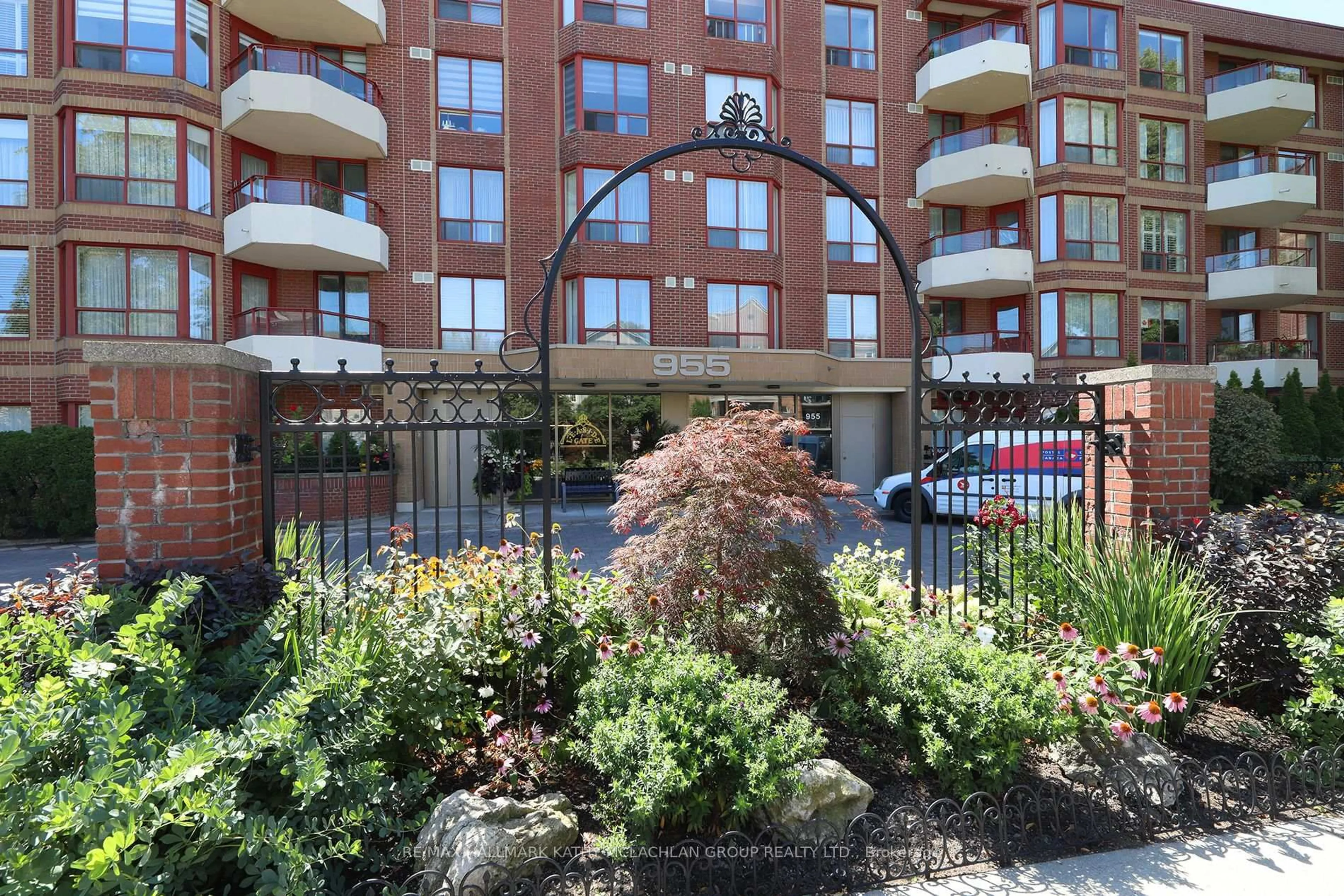 Patio, street for 955 Millwood Rd #421, Toronto Ontario M4G 4E3