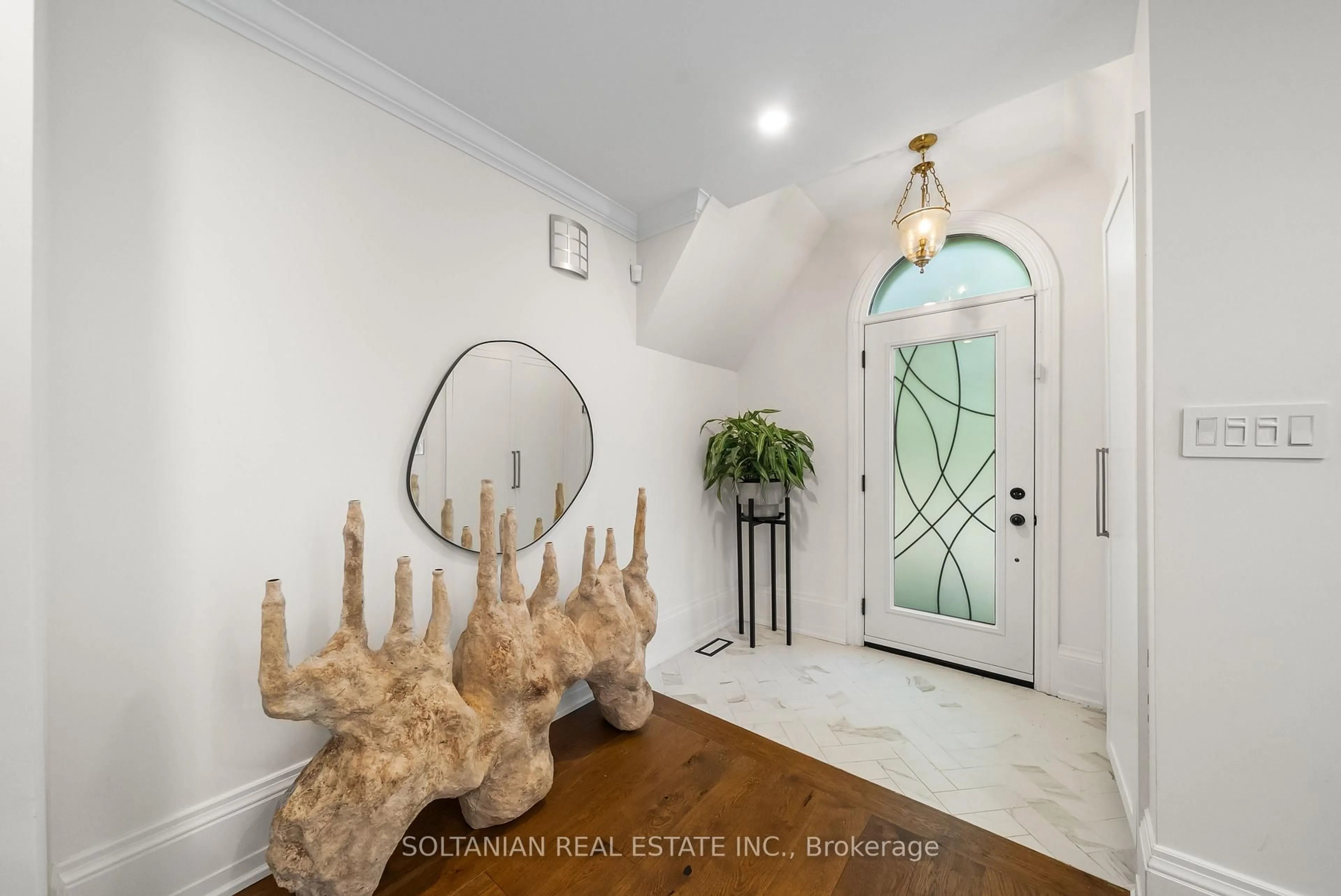 Indoor entryway for 32 Beechwood Ave, Toronto Ontario M2L 1J1
