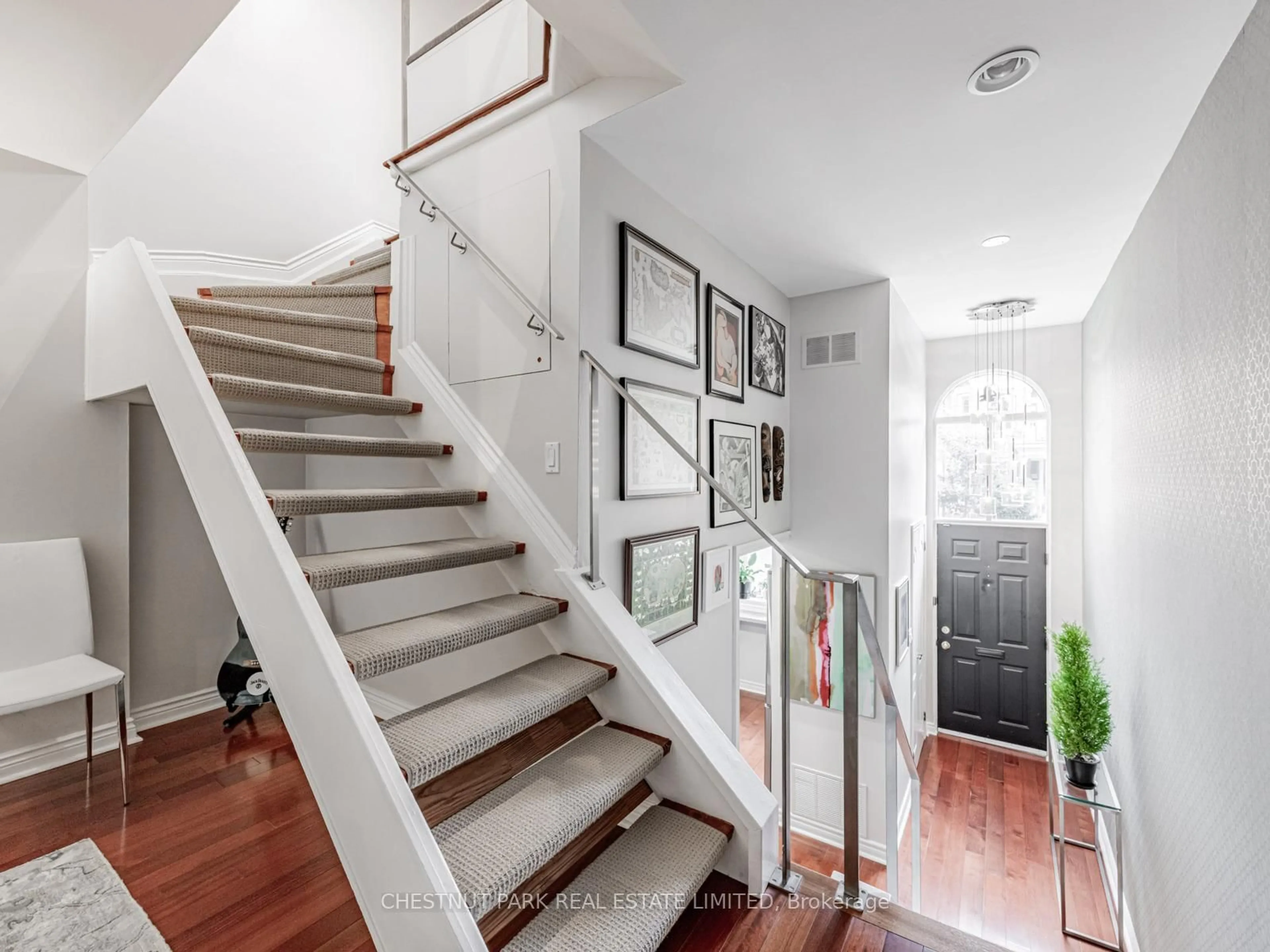 Indoor entryway for 280 Sherbourne St #4, Toronto Ontario M5A 2S1