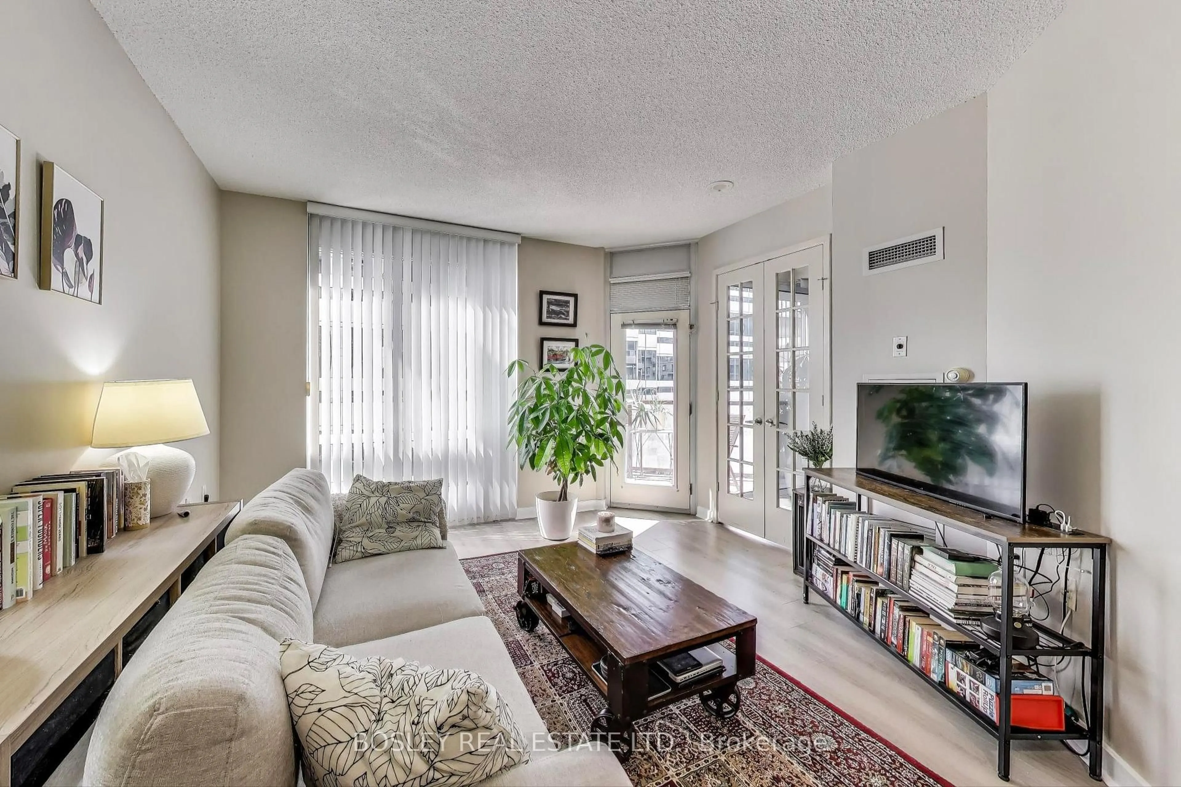 Living room with furniture, unknown for 85 Bloor St #1007, Toronto Ontario M4W 3Y1