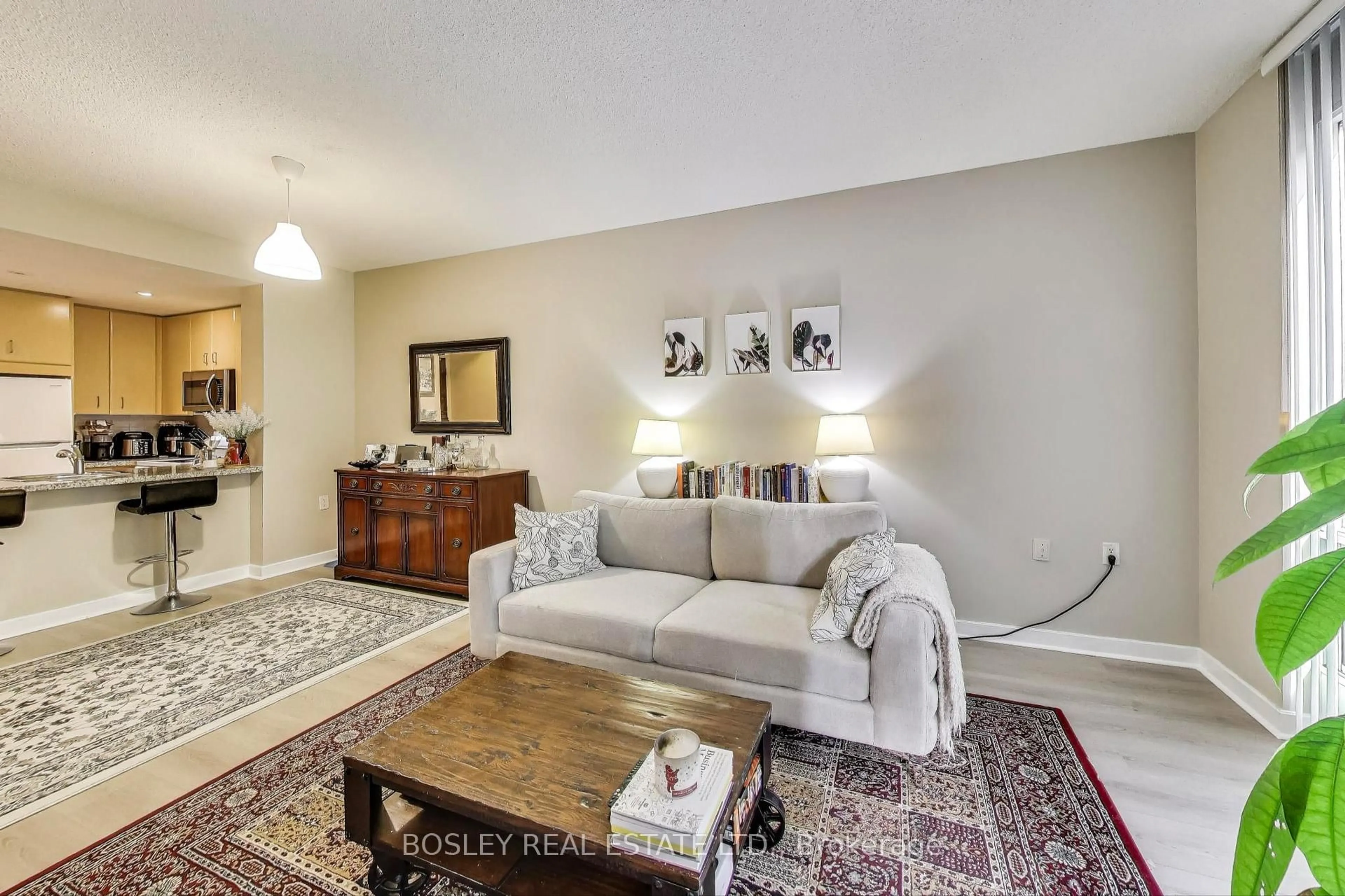 Living room with furniture, unknown for 85 Bloor St #1007, Toronto Ontario M4W 3Y1
