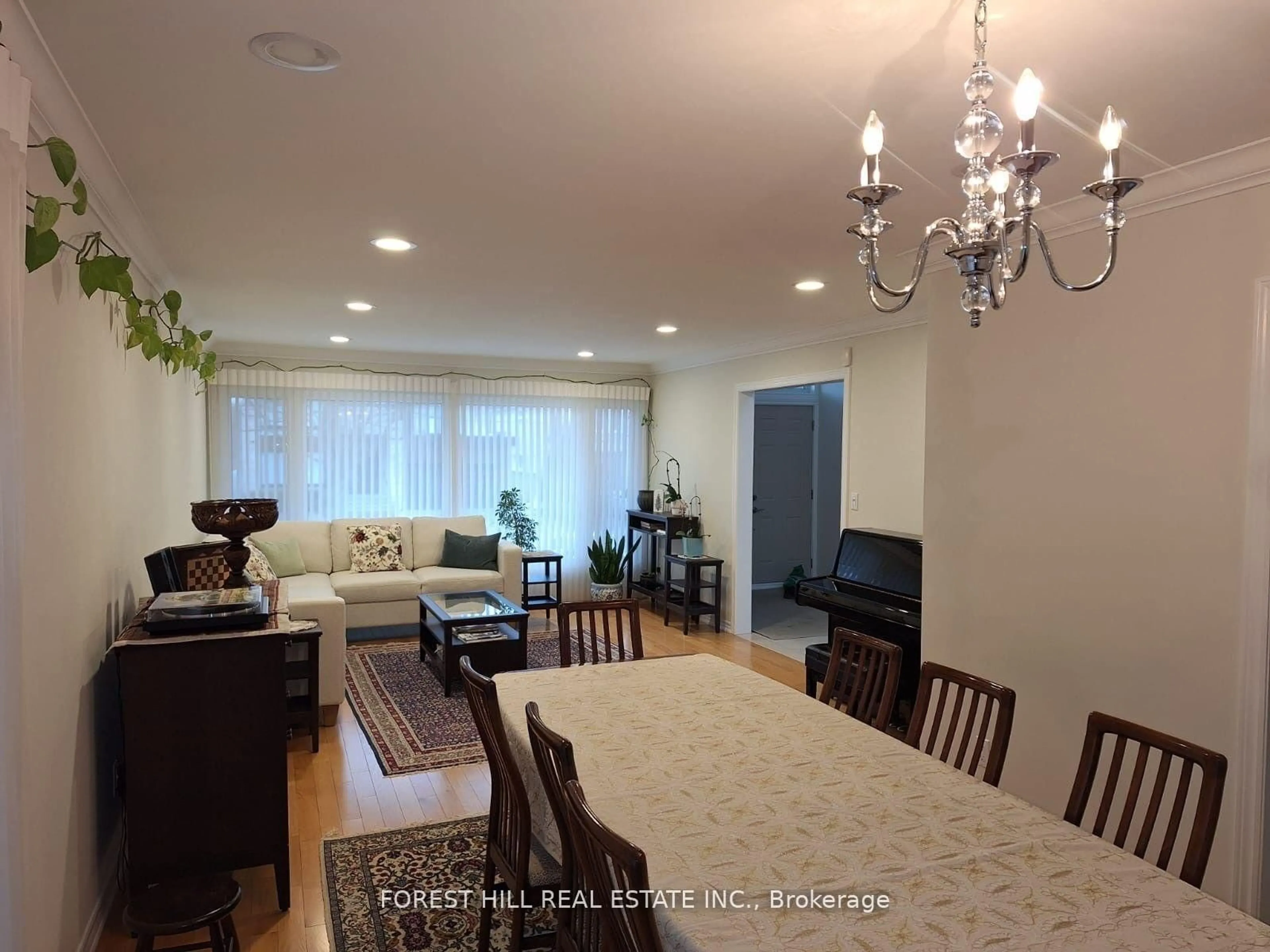 Living room with furniture, wood/laminate floor for 429 Connaught Ave, Toronto Ontario M2R 2M4