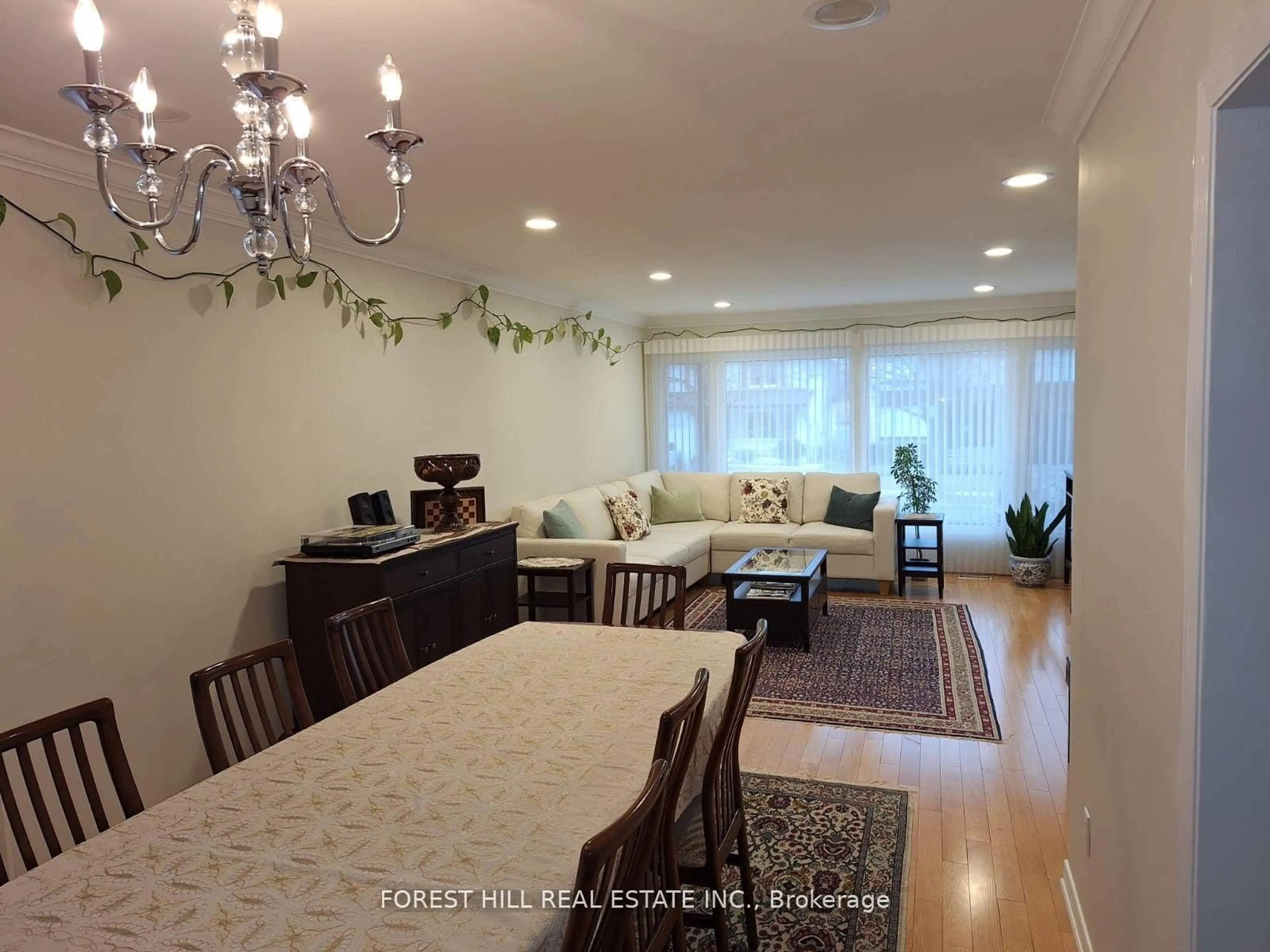 Living room with furniture, wood/laminate floor for 429 Connaught Ave, Toronto Ontario M2R 2M4